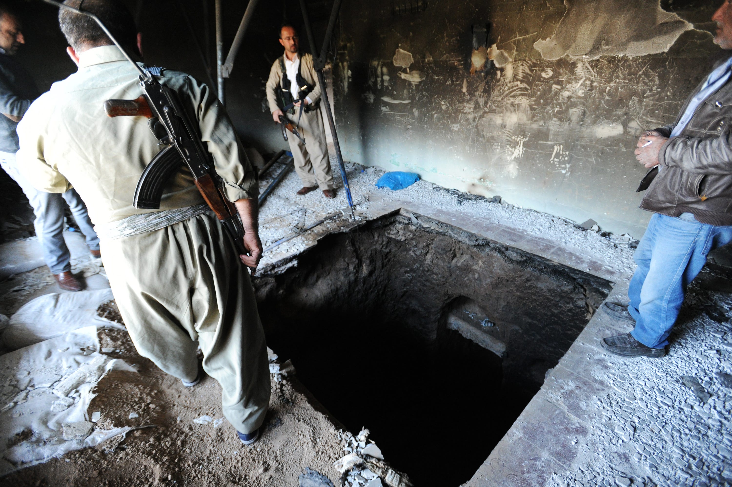Peschmerga-Kämpfer untersuchen den Eingang zu einem 150 Meter langen Tunnel, den der IS gegraben hat