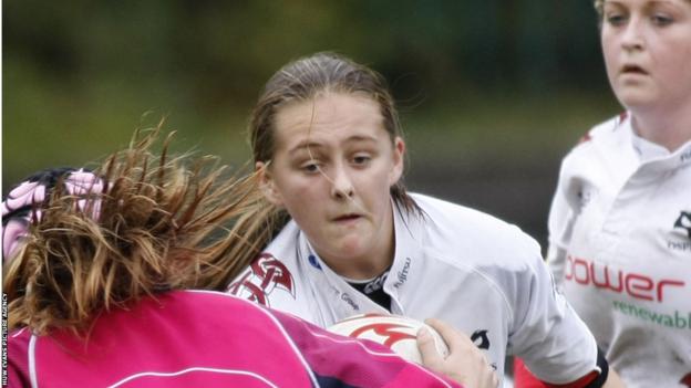 Hannah Jones spielte 2009 in der Außenhälfte der Ospreys unter 15 Jahren
