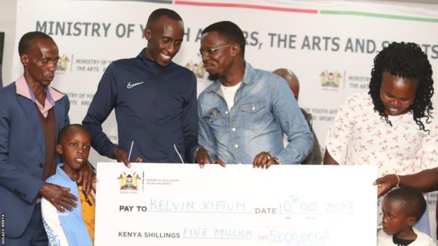 Der Vater, die Frau und die Kinder des Läufers und Marathon-Weltrekordhalters Kelvin Kiptum nahmen gemeinsam mit ihm seine Regierungsauszeichnung vom kenianischen Sportminister entgegen
