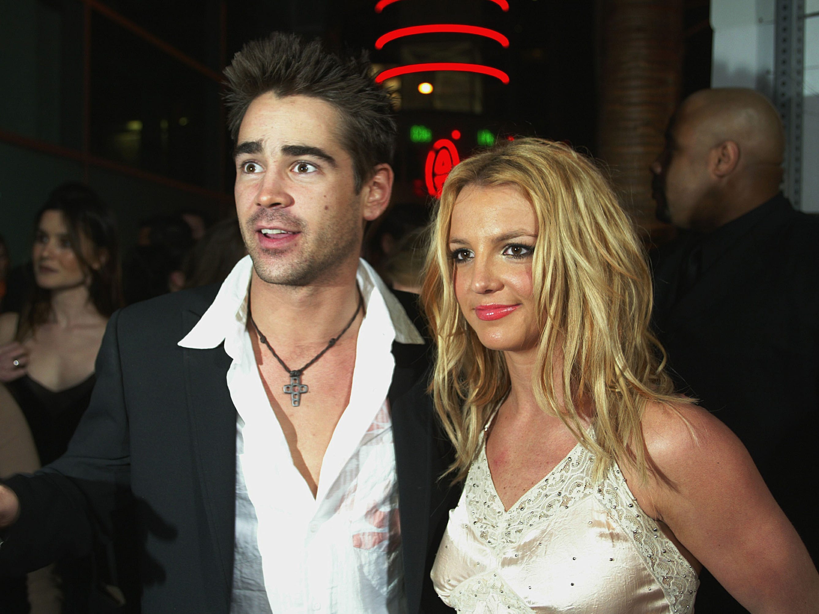 Sängerin Britney Spears und Schauspieler Colin Farrell kommen am 28. Januar 2003 zur Premiere von „The Recruit“ im Cinerama Dome in Hollywood, Kalifornien