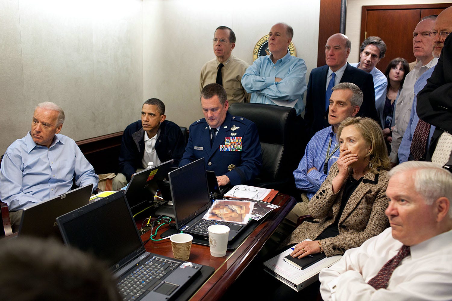 Ein Foto des Lageraums an dem Tag, an dem sie über den aktuellen Stand des Einsatzes gegen Osama bin Laden informiert wurden.