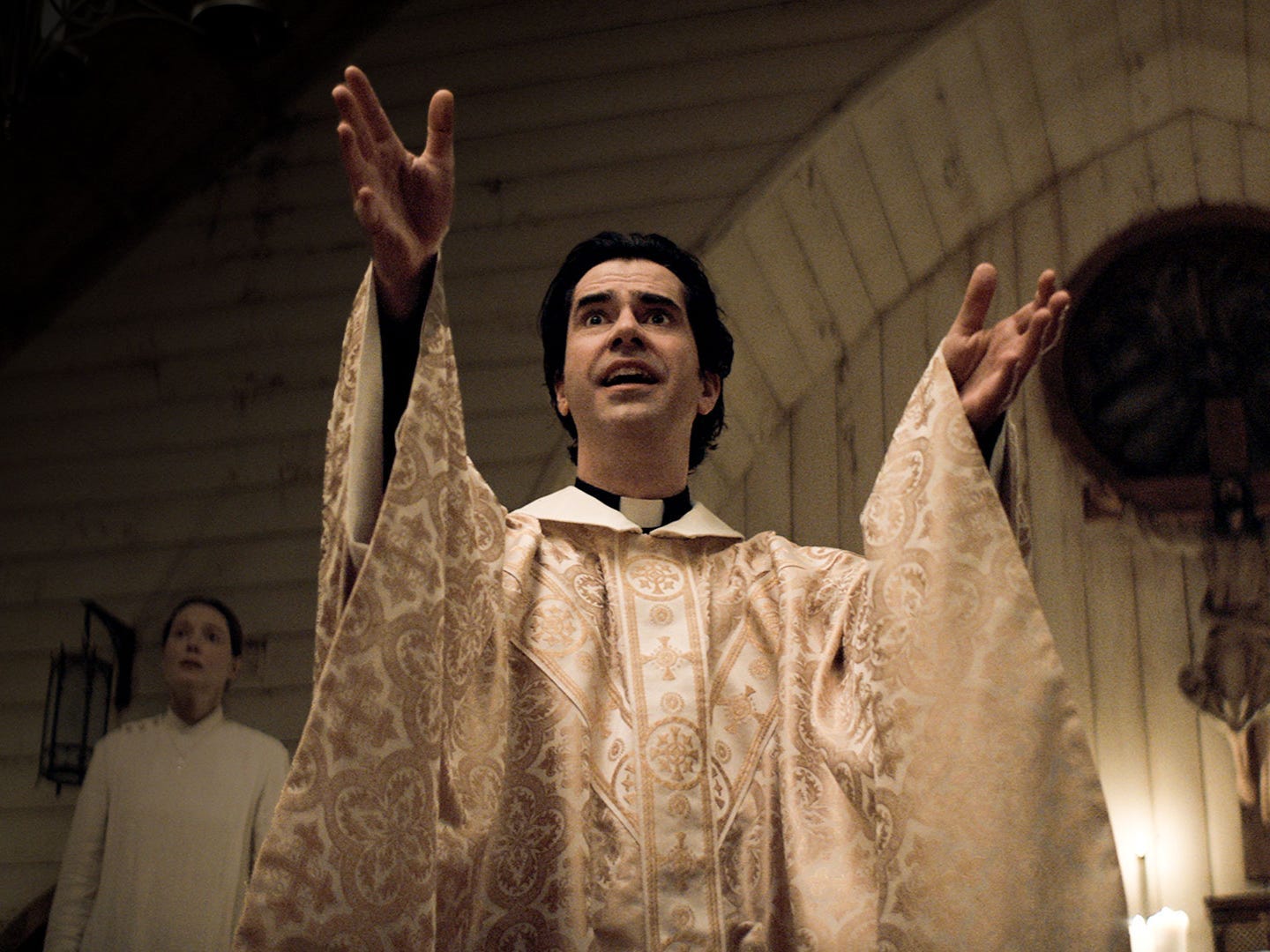 Hamish Linklater als Pater Paul Hill in „Midnight Mass“.
