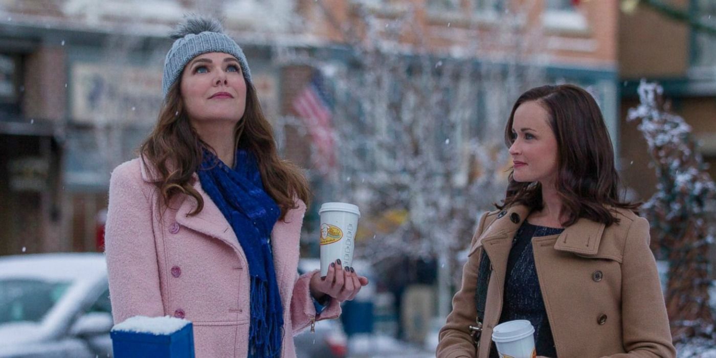 Lorelai und Rory halten Kaffee im Schnee in Gilmore Girls: Ein Jahr im Leben