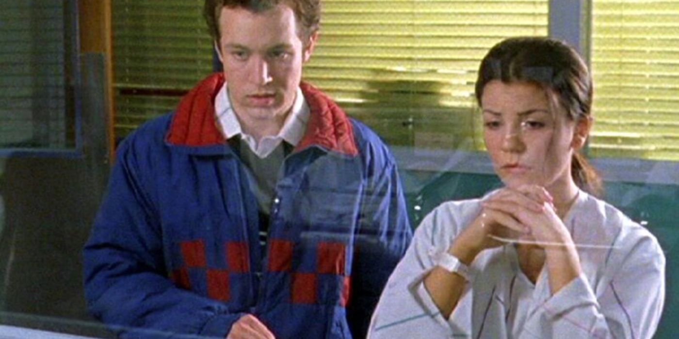 Die junge Lorelai und der junge Chris schauen in Gilmore Girls durch das Krankenhausfenster, nachdem Rory geboren wurde