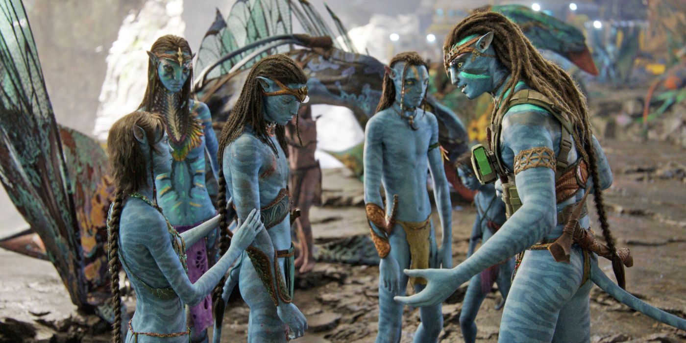 Die Na'vi sprechen mit ihren Kindern, nachdem sie von einer Reise in Avatar The Way of Water zurückgekehrt sind