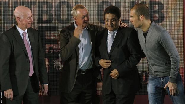 Pep Guardiola (rechts) mit Sir Bobby Charlton (links), Johan Cruyff und Eusebio im Jahr 2010