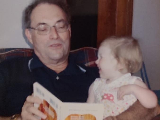 Opa und Kleinkind lesen Buch