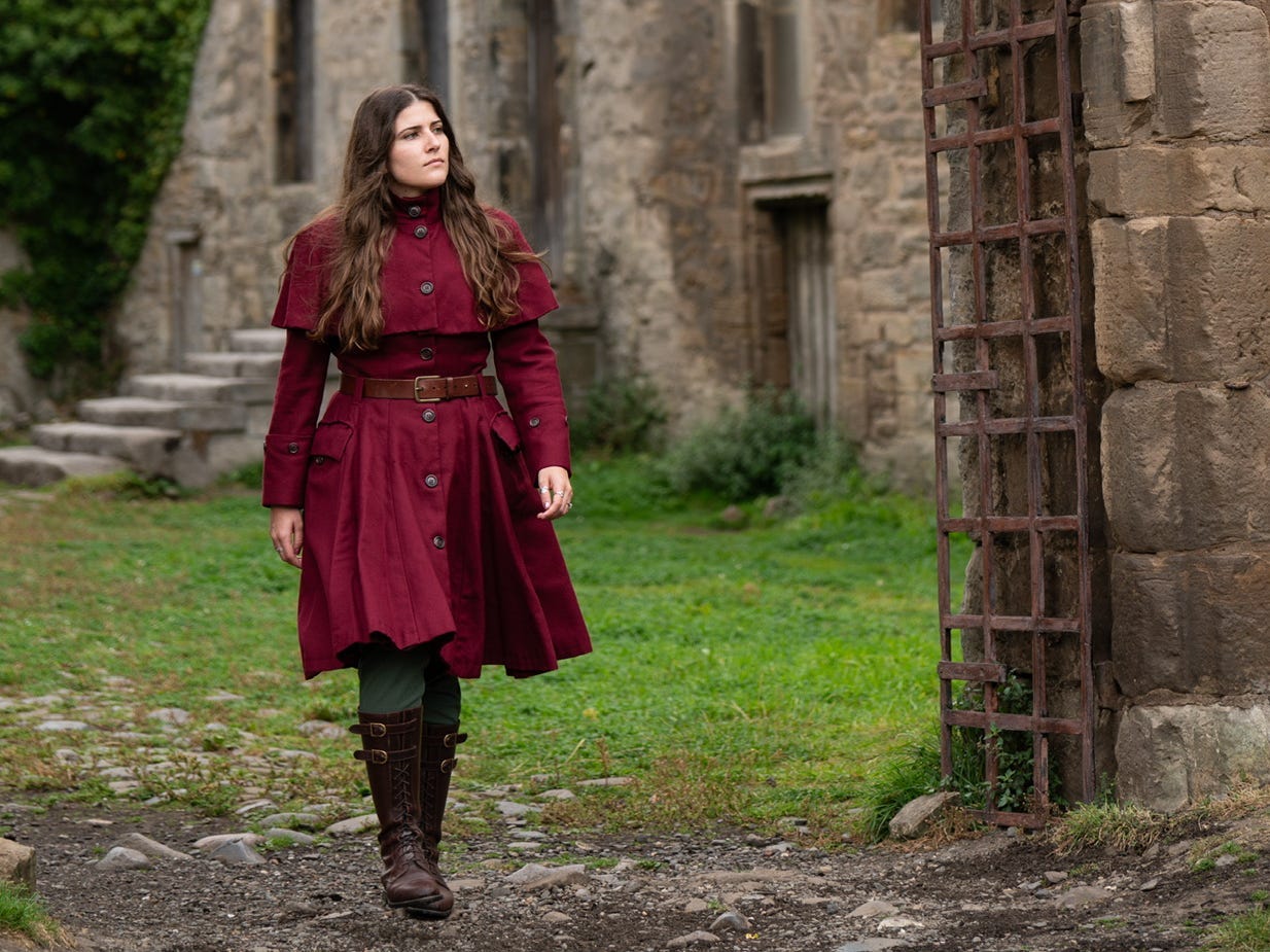 Hailey Beaupre im Midhope Castle, einem der Drehorte für „Outlander“.