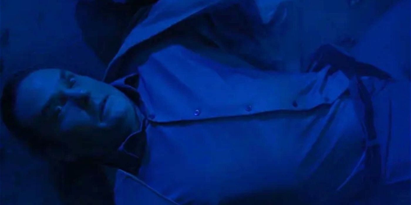 In „Der Untergang des Hauses Usher“ starrt Frederick ins blaue Licht.
