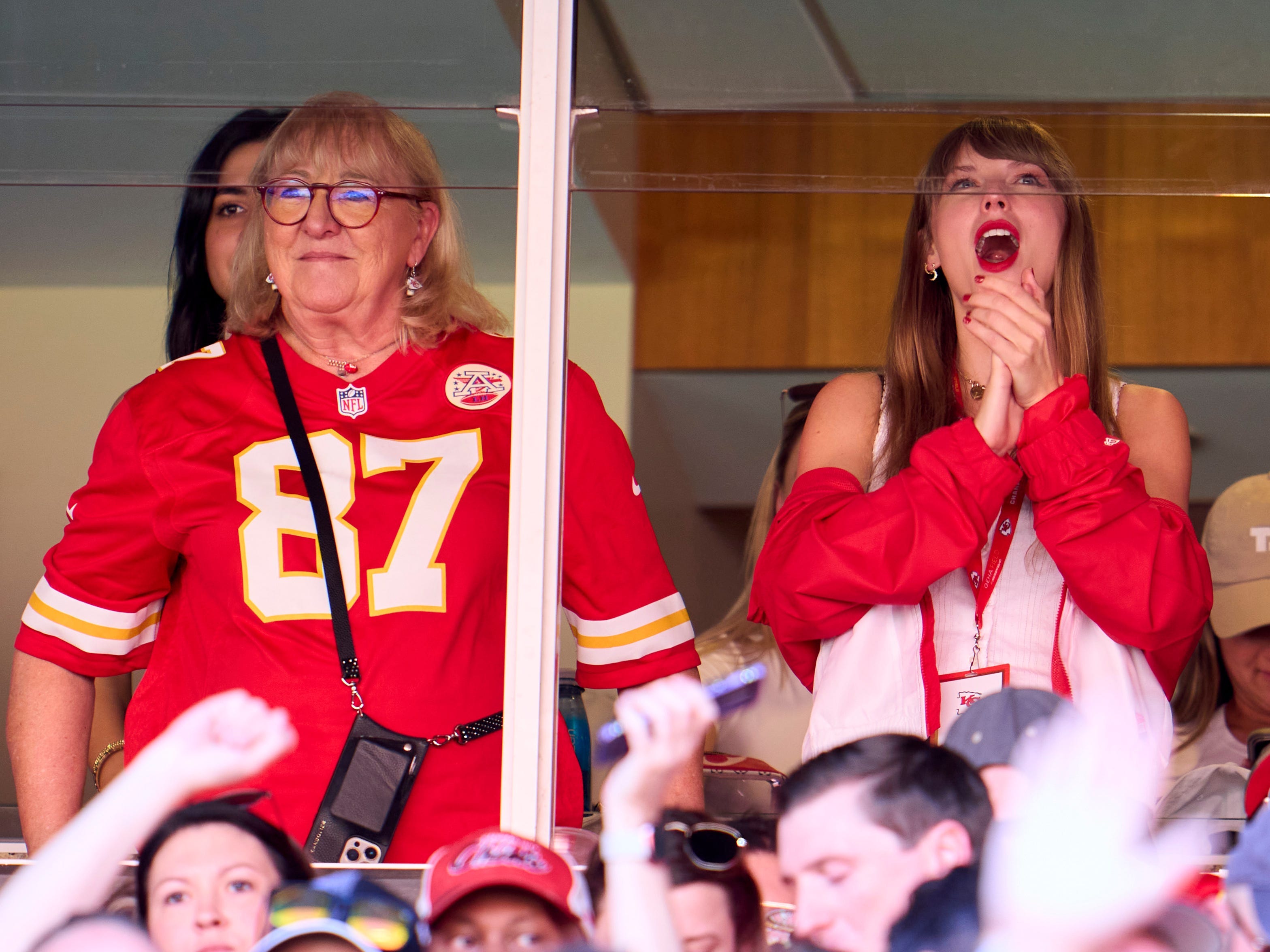 Taylor Swift jubelt aus einer Suite mit Donna Kelce, während die Kansas City Chiefs am 24. September 2023 in Kansas City, Missouri, in der ersten Halbzeit im GEHA Field im Arrowhead Stadium gegen die Chicago Bears spielen. 