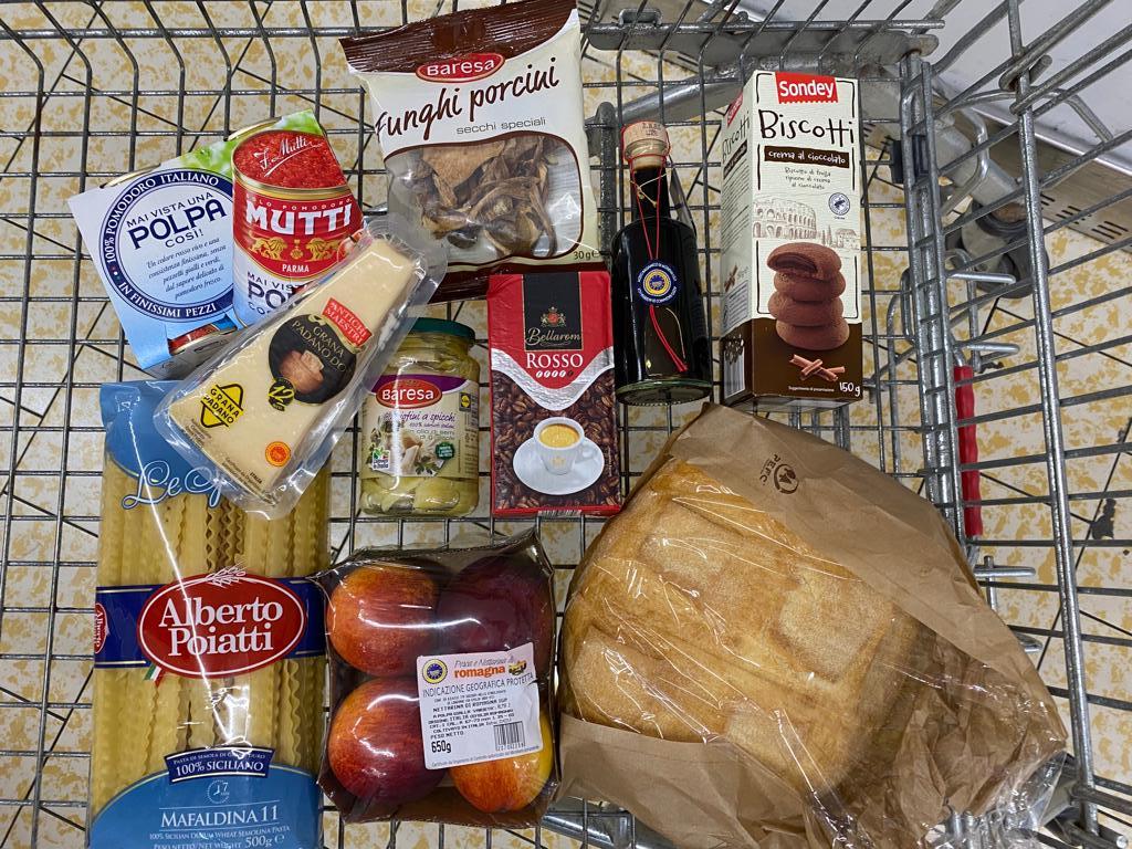Mehrere Lebensmittel im Warenkorb beim italienischen Lidl