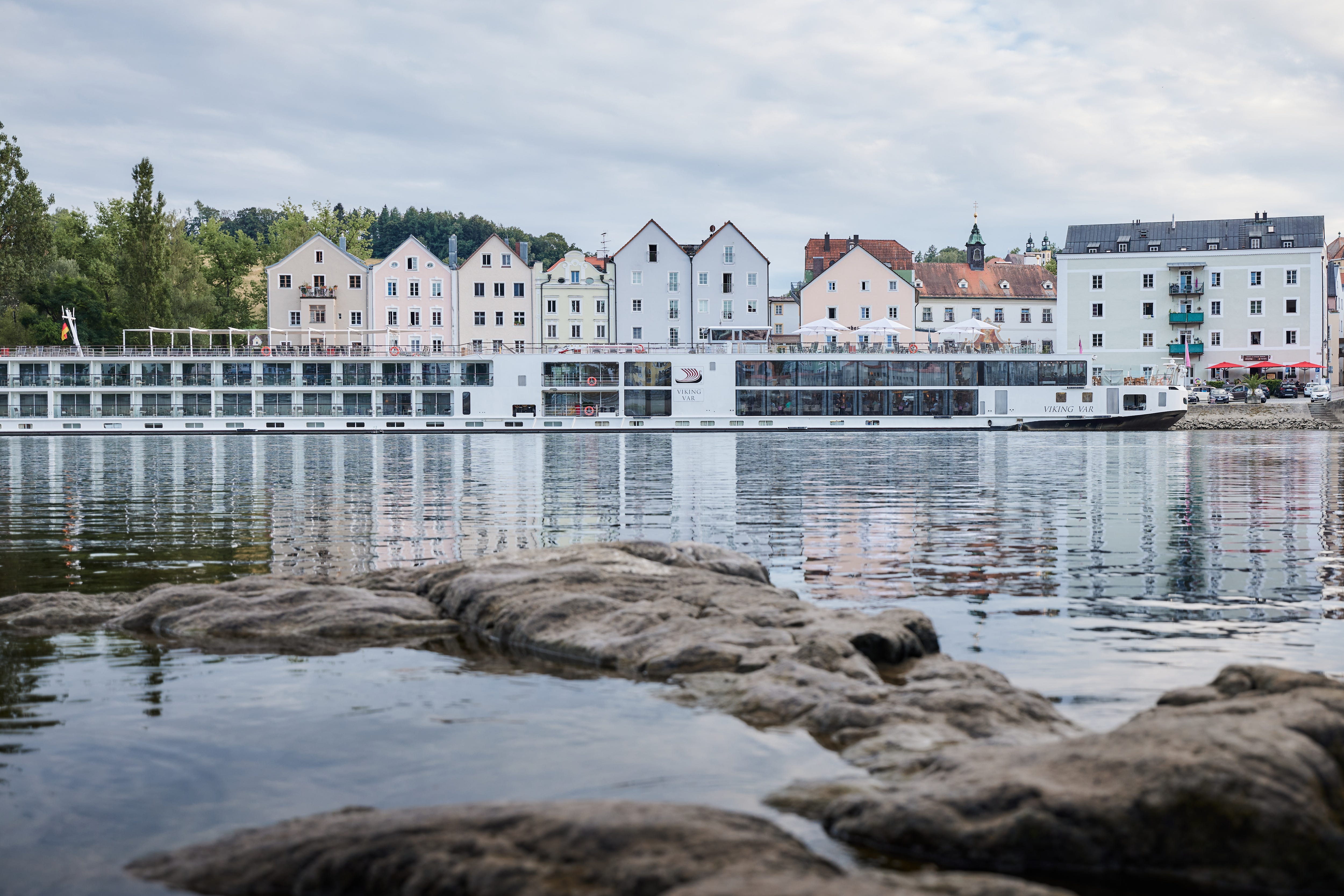 Das Flusskreuzfahrtschiff „Viking Var“ liegt an einer Anlegestelle in Passau.