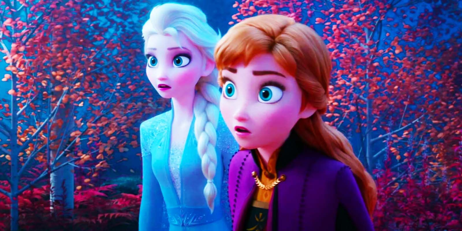 Elsa und Anna schauen in Frozen II geschockt zur Seite.