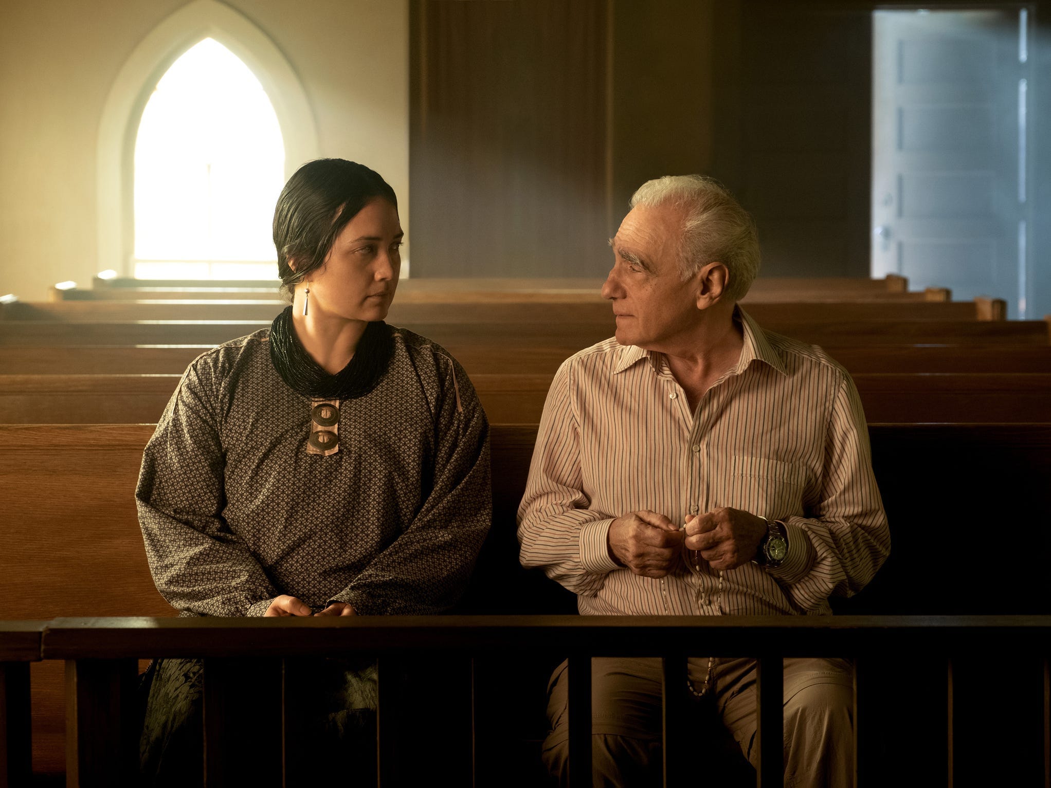 Lily Gladstone und Martin Scorsese sitzen am Set