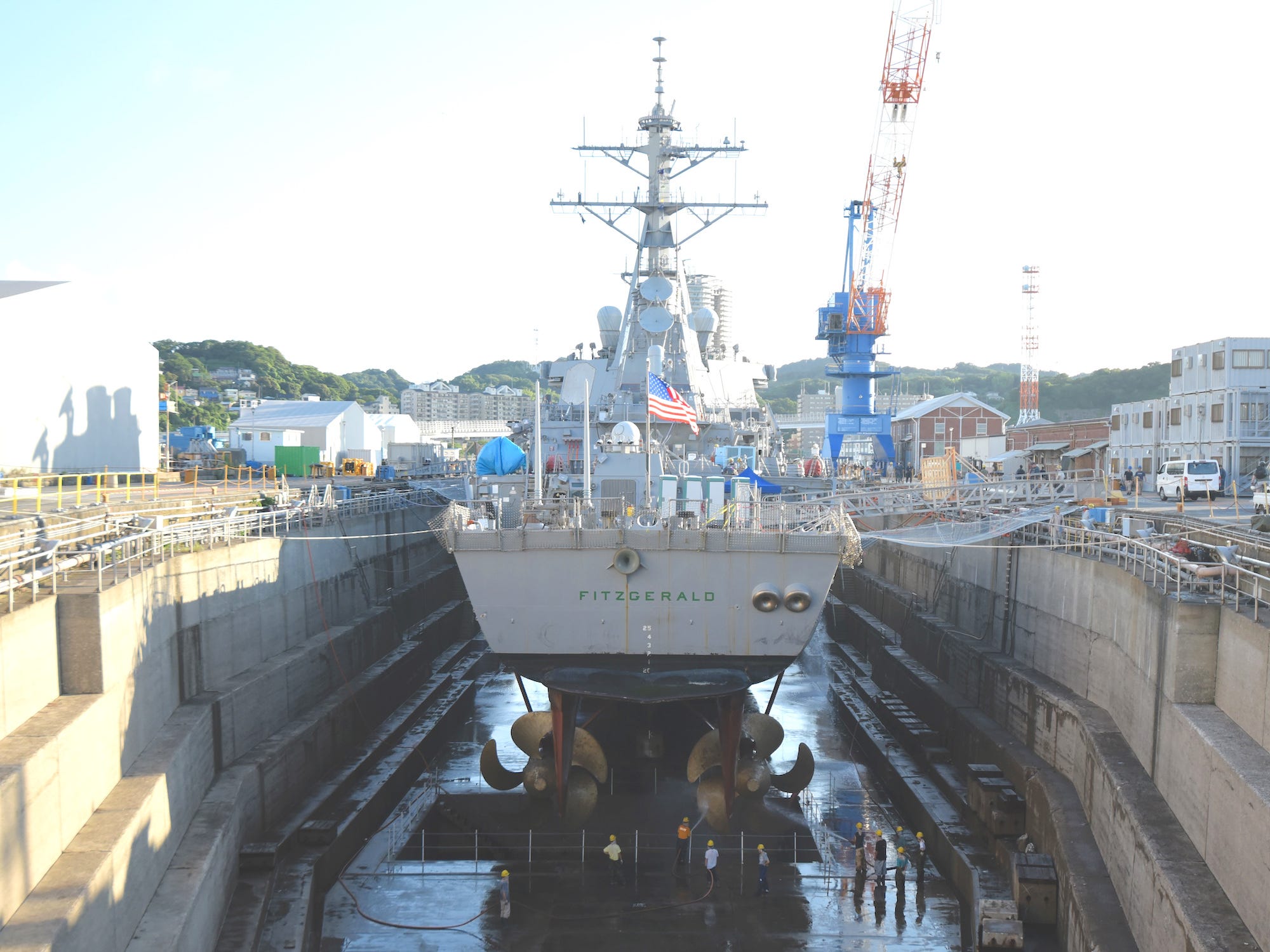 Der Lenkwaffenzerstörer USS Fitzgerald der japanischen Marine liegt im Trockendock