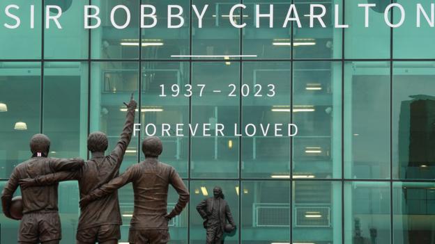 An der Außenseite des Haupteingangs im Old Trafford ist eine Hommage an Sir Bobby Charlton angebracht