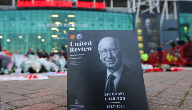 Das Spielprogramm zum Champions-League-Gruppenspiel zwischen Manchester United und dem FC Kopenhagen mit Sir Bobby Charlton auf dem Cover
