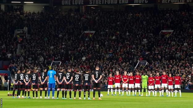 Spieler von Manchester United und dem FC Kopenhagen nehmen an einer Schweigeminute zu Ehren von Sir Bobby Charlton teil