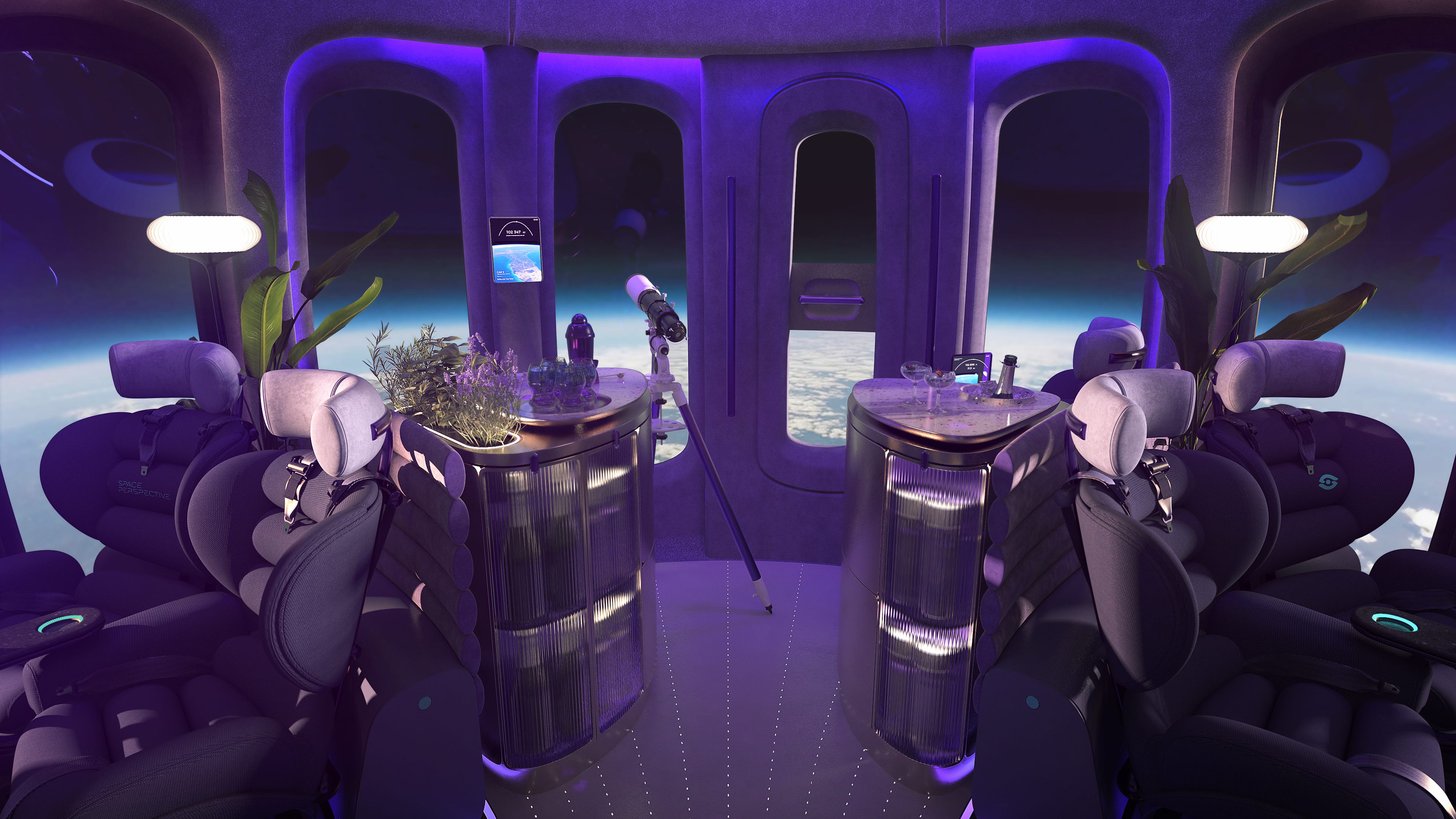 Ein violett beleuchteter Innenraum der Raumkapsel mit schwarzen Stoffsitzen, einer silbernen, dreieckigen Minibar und einem Teleskop.  Vor den großen Fenstern hat man einen Blick auf die Erde aus dem Weltraum