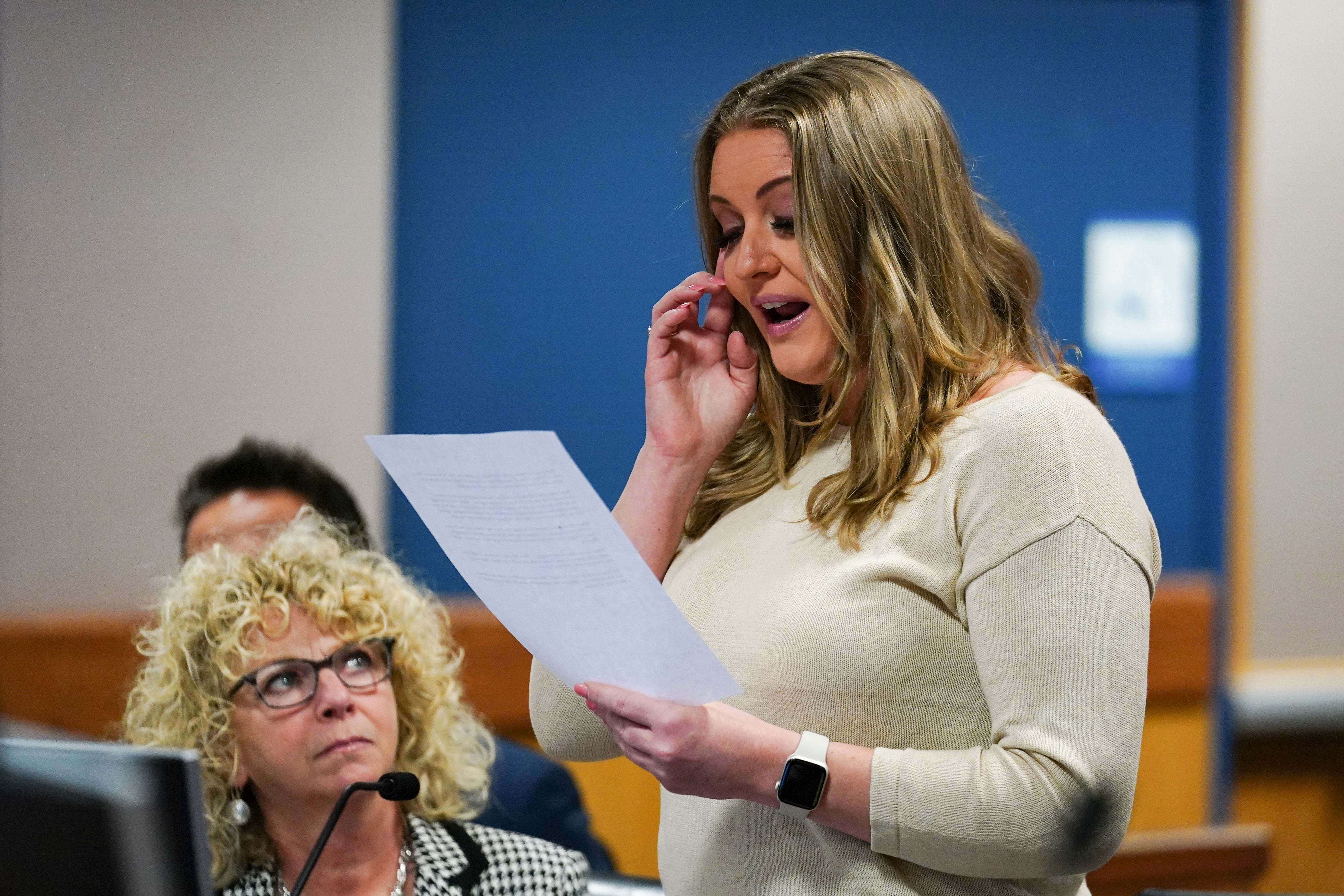 Die ehemalige Trump-Anwältin Jenna Ellis wischt sich das Gesicht, während sie vor Gericht eine Erklärung liest.