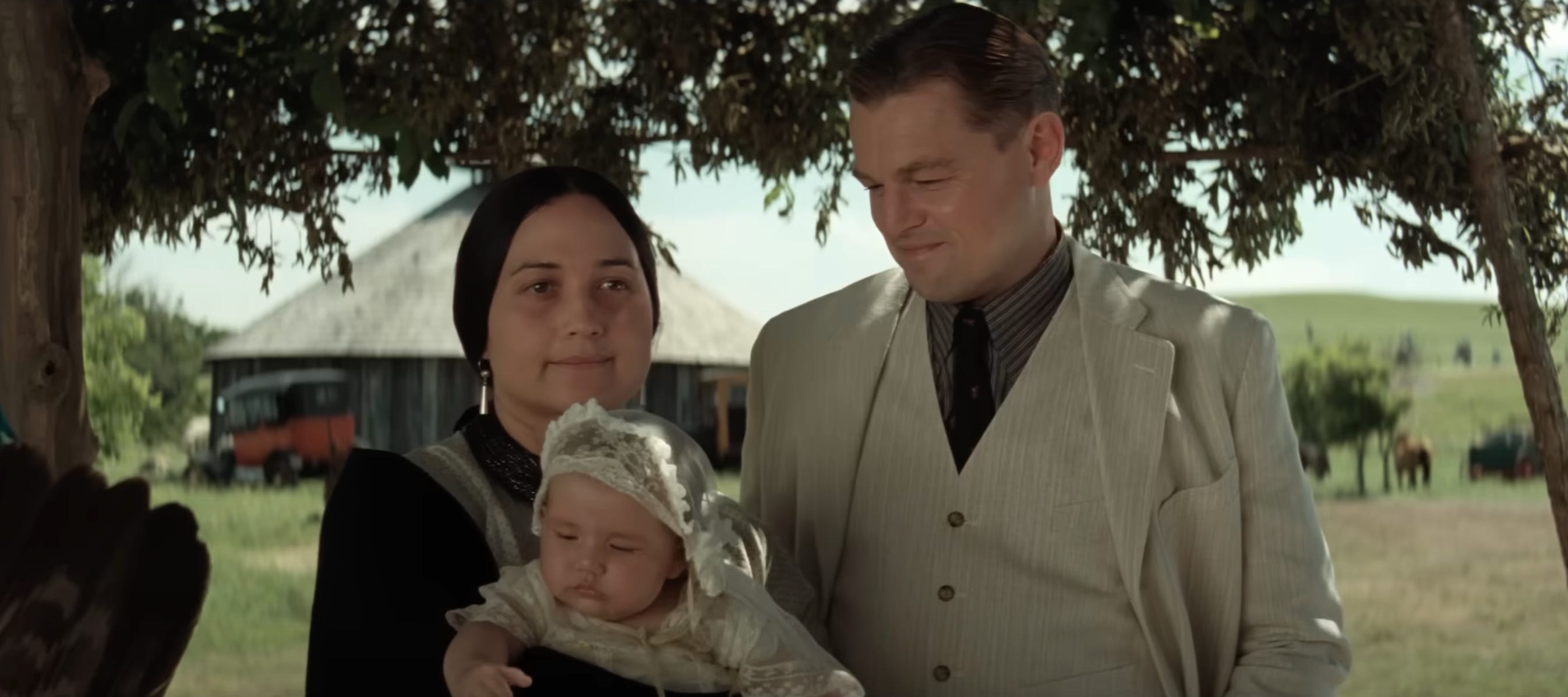 Mollie Burkhart hält ein Baby und Ernest Burkhart in „Killers of the Flower Moon“.