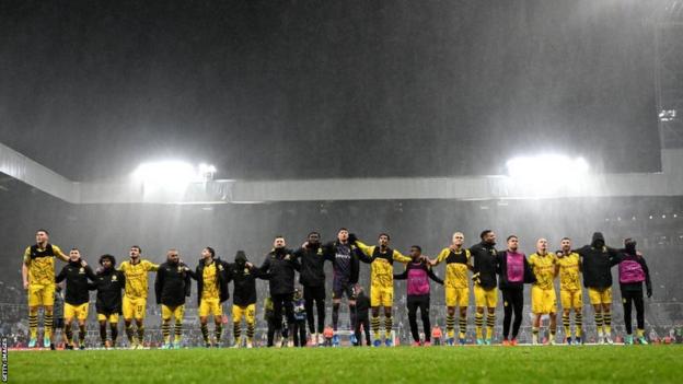 Die Spieler von Borussia Dortmund stellen sich nach dem Spiel auf