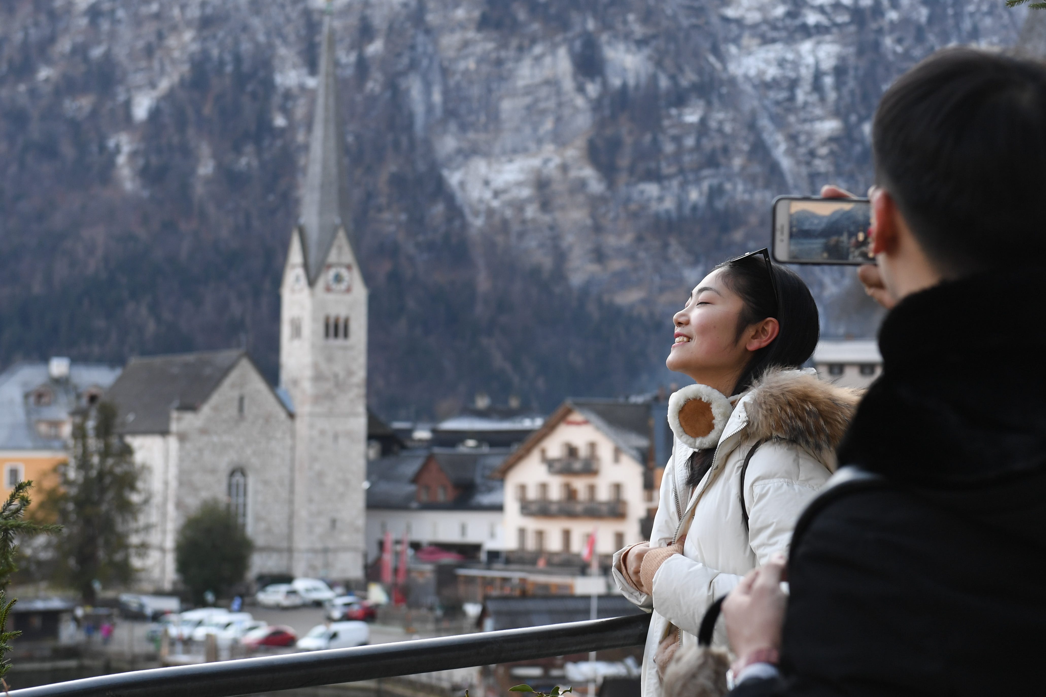 Touristen fotografieren am 16. Januar 2019 im Stadtzentrum von Hallstatt, Österreich.  Hallstatt.