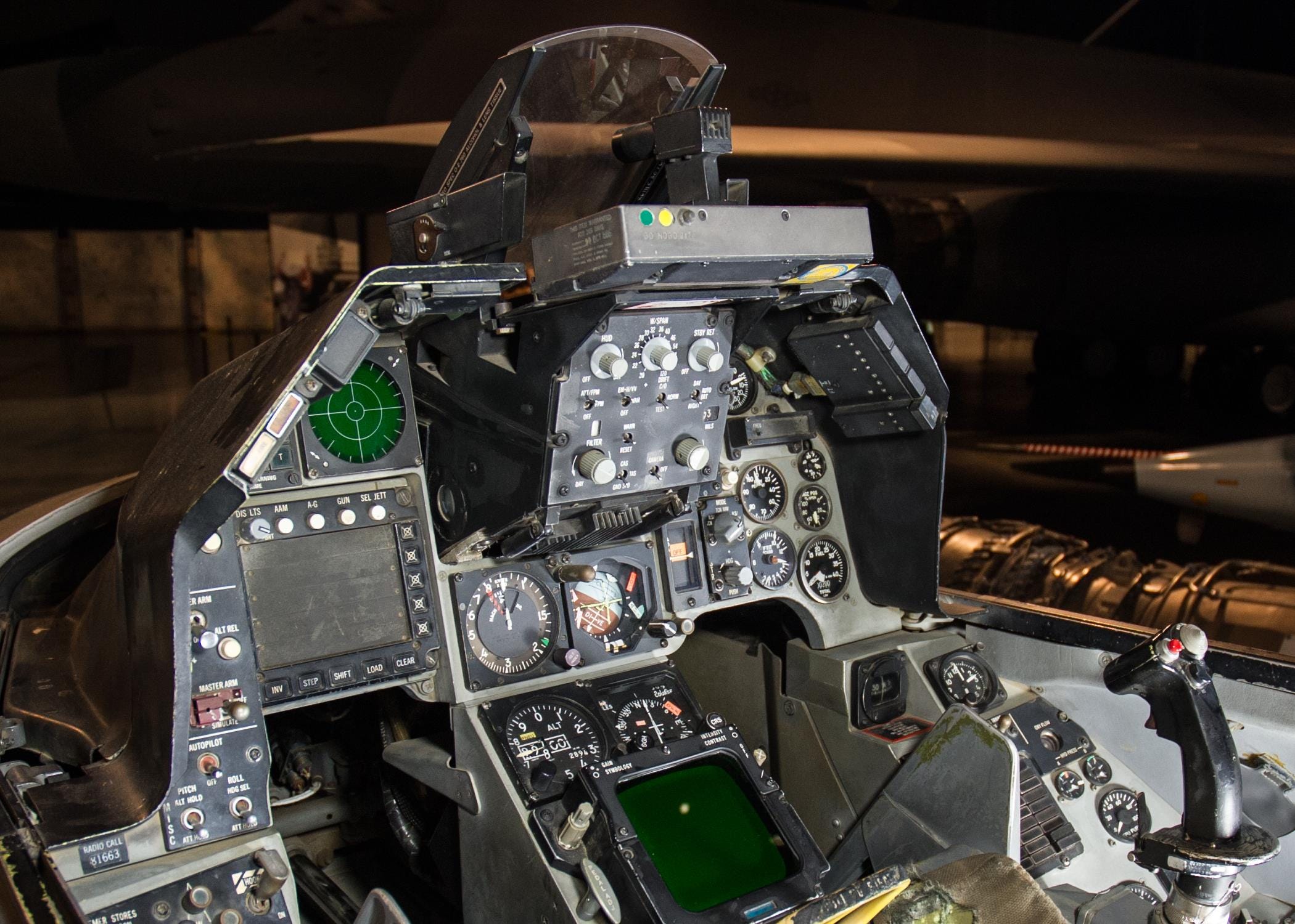 Cockpit der F-16 Fighting Falcon in der Cold War Gallery im National Museum der United States Air Force