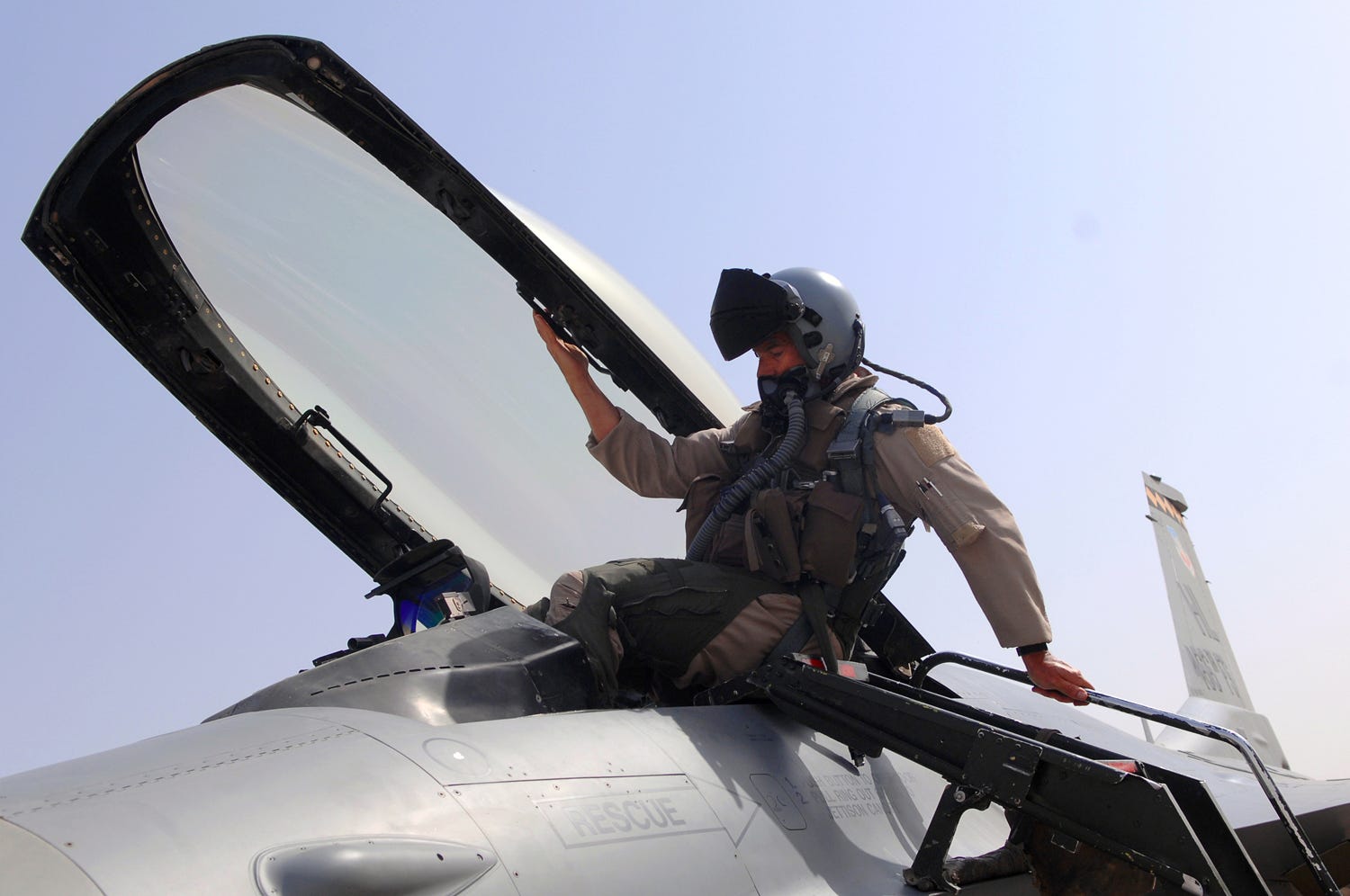 Ein Pilot steigt in eine F-16 Fighting Falcon, bevor er am 2. Mai 2008 einen Kampfeinsatz über dem Irak fliegt.