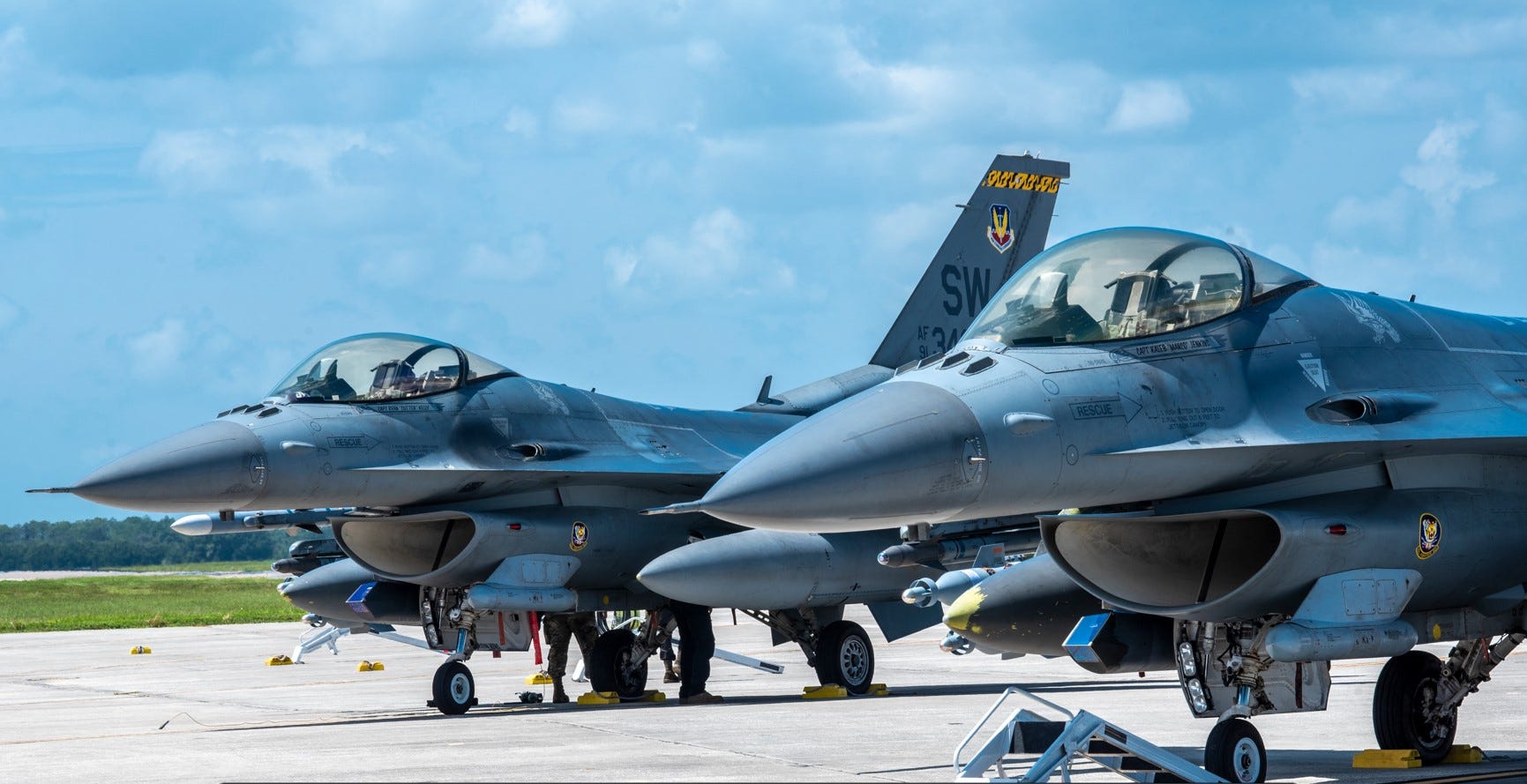 Zwei F-16 Fighting Falcon-Flugzeuge der US Air Force stehen am 8. September 2021 auf der Fluglinie der MacDill Air Force Base.