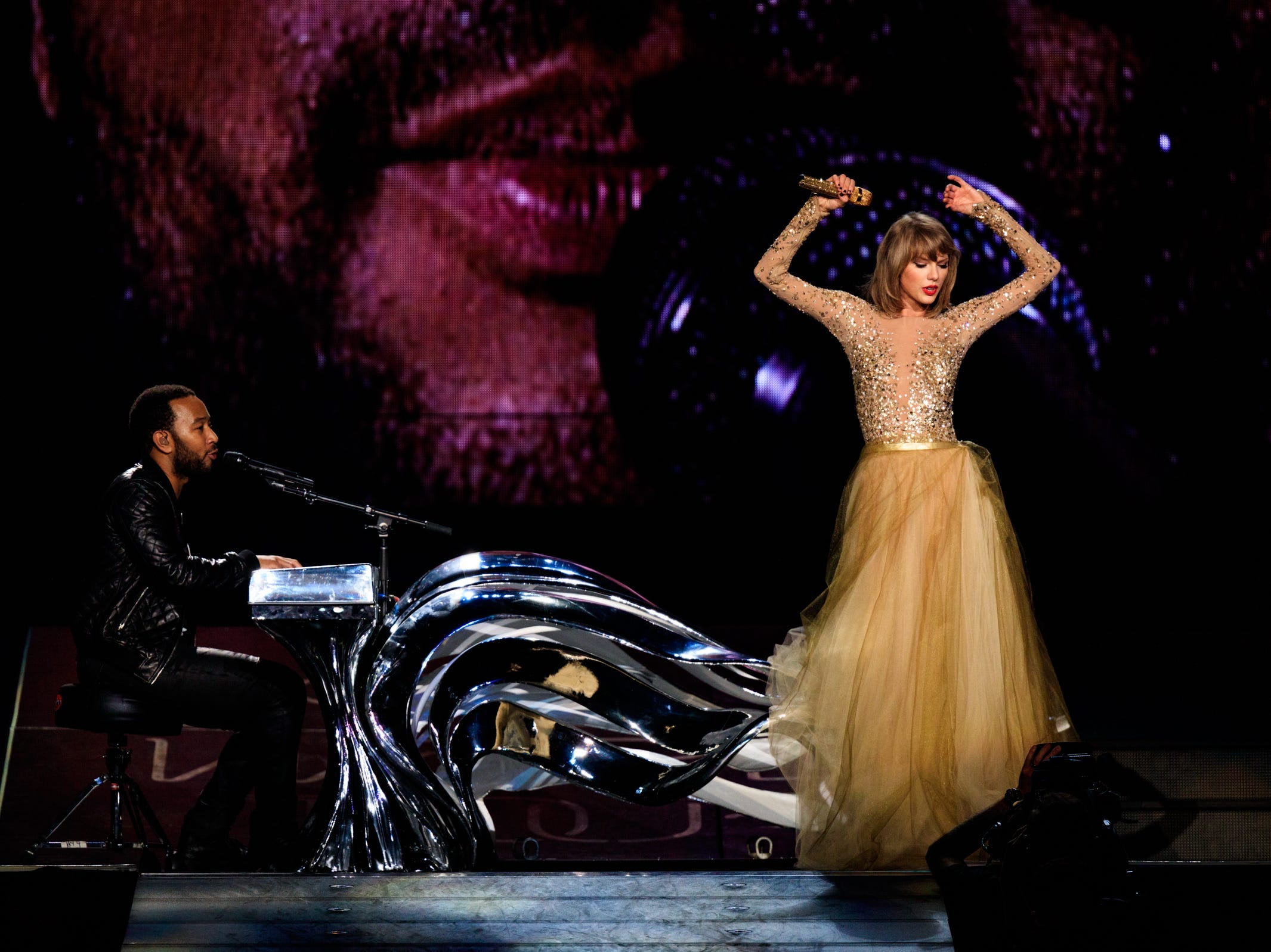 Taylor Swift und John Legend treten 2015 auf der „1989“-Tour auf.