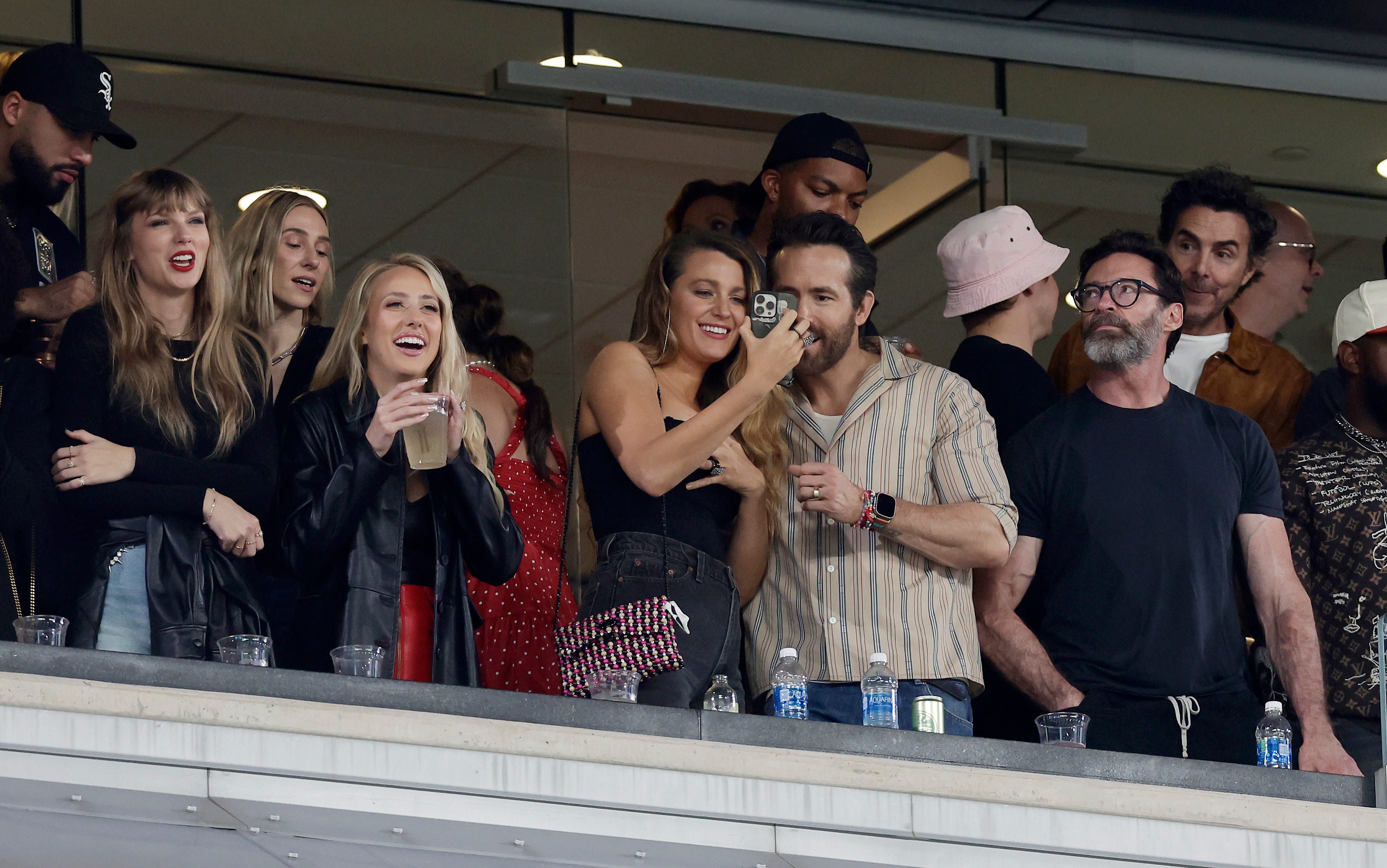 Sängerin Taylor Swift, Brittany Mahomes, Schauspielerin Blake Lively und die Schauspieler Ryan Reynolds und Hugh Jackman besuchen am 1. Oktober 2023 ein Spiel zwischen den New York Jets und den Kansas City Chiefs im MetLife Stadium in East Rutherford, New Jersey.
