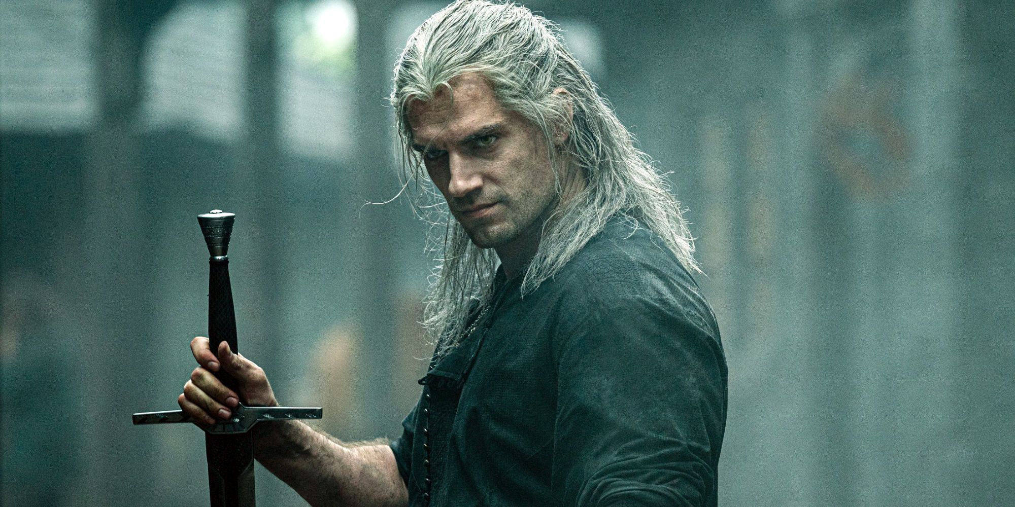 Der Hexer – Geralt von Rivia (Henry Cavill) mit einem Schwert