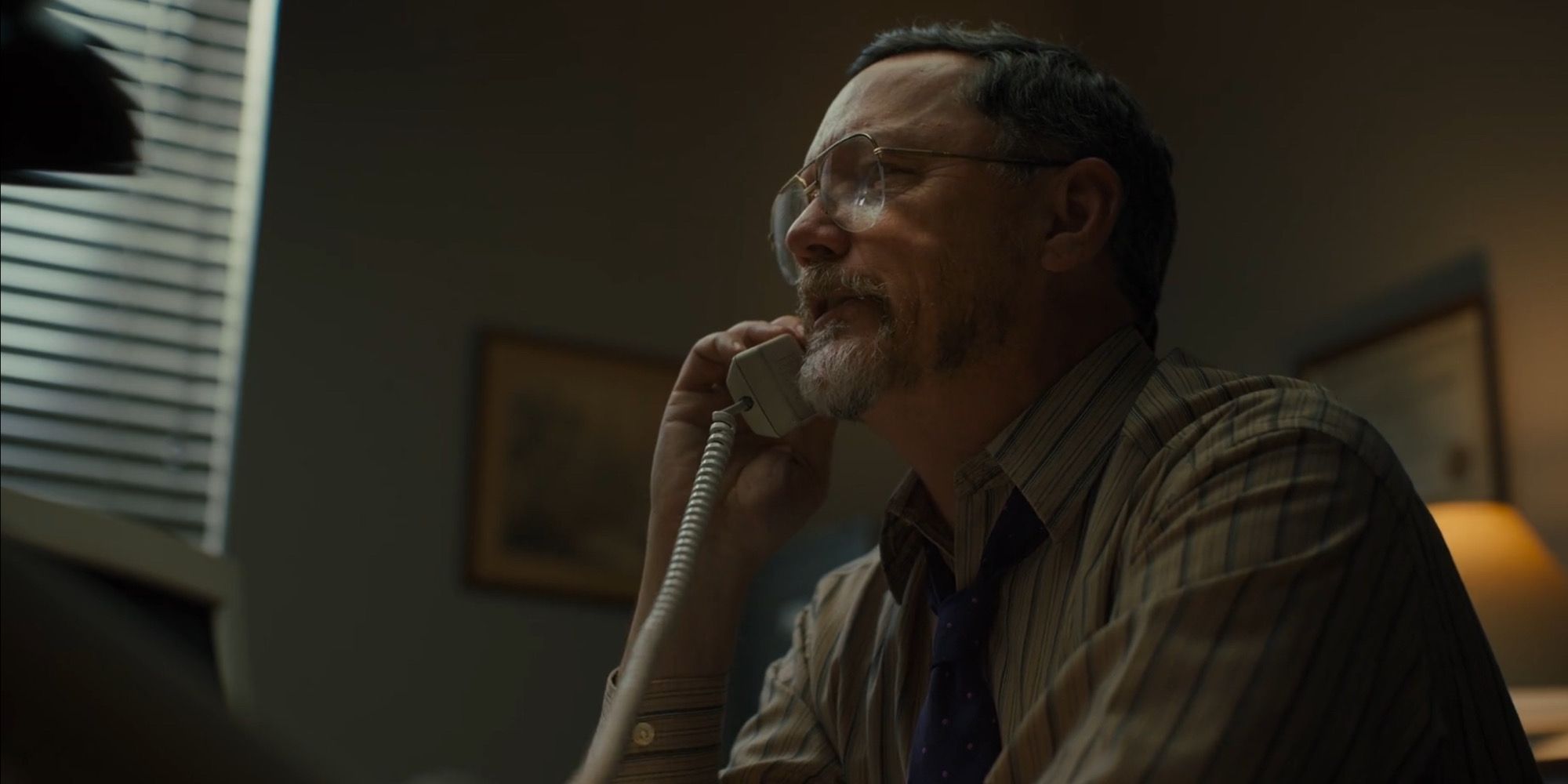 Steve Raglan / William Afton am Telefon im Film „Fünf Nächte bei Freddy“.