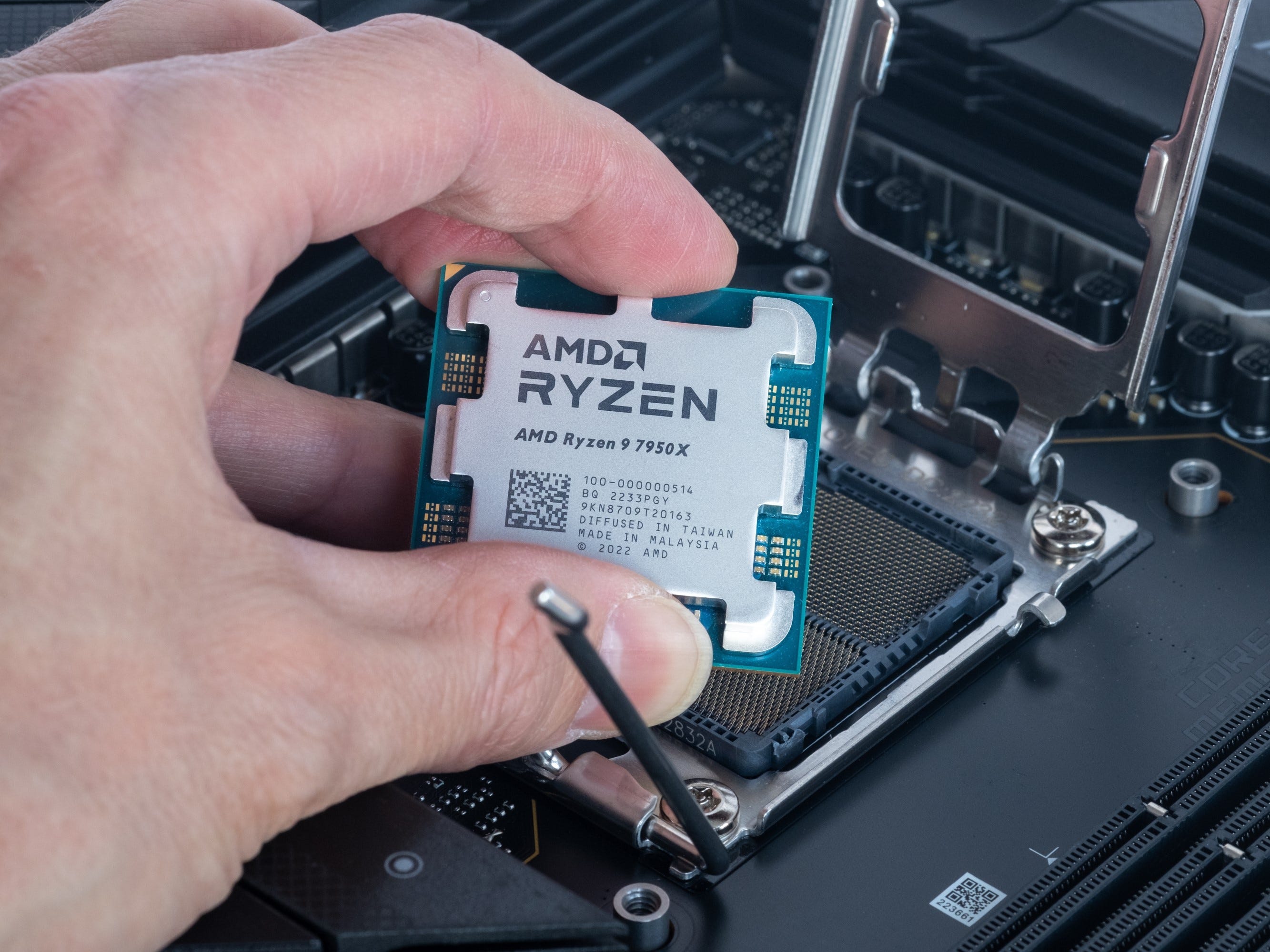 Eine AMD Ryzen 9 CPU wird in einen Gaming-PC eingebaut.