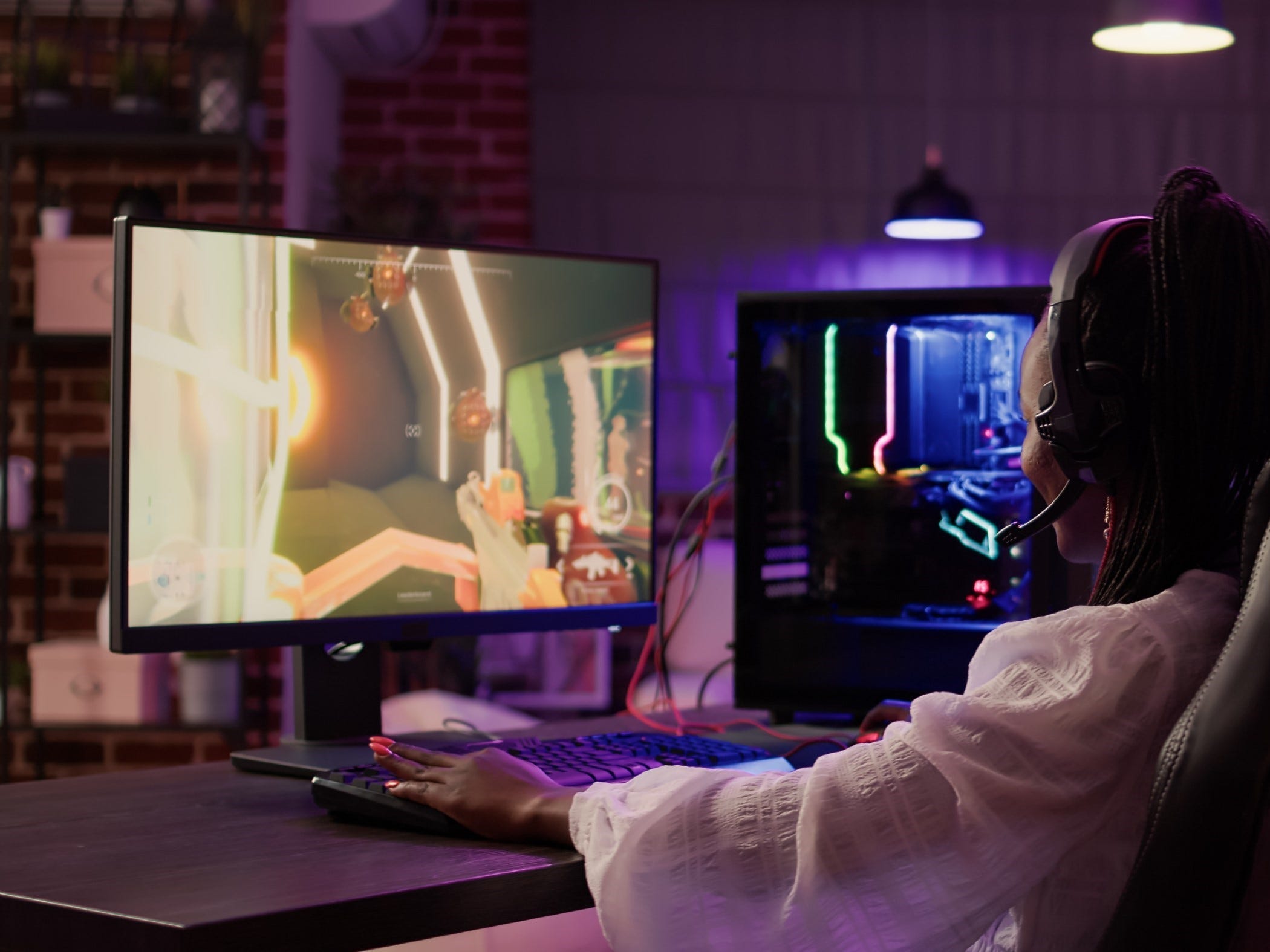 Eine Frau spielt ein Ballerspiel auf einem Gaming-PC.