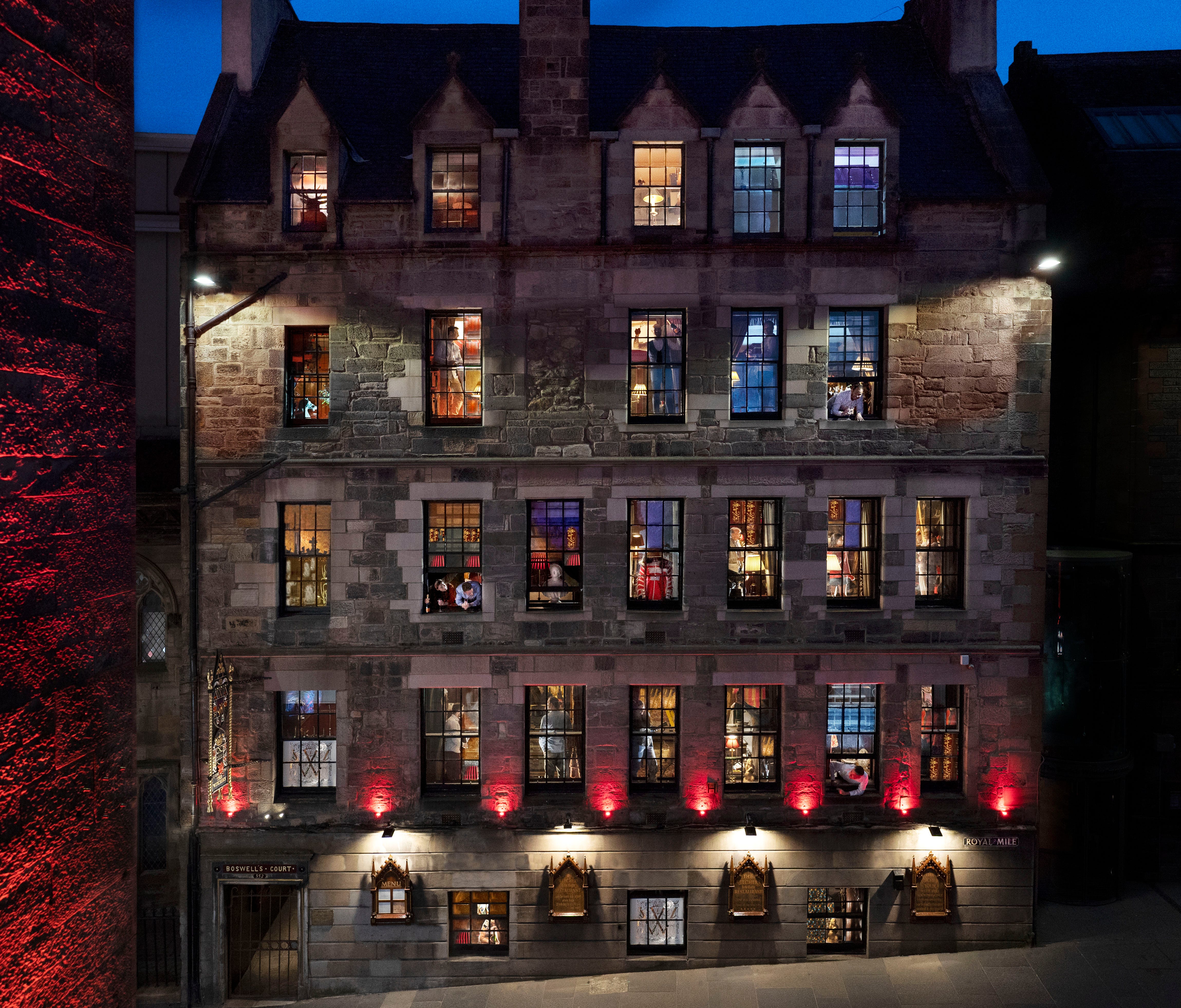 Eine Außenansicht des Witchery by the Castle Hotels in Edinburgh, Schottland.
