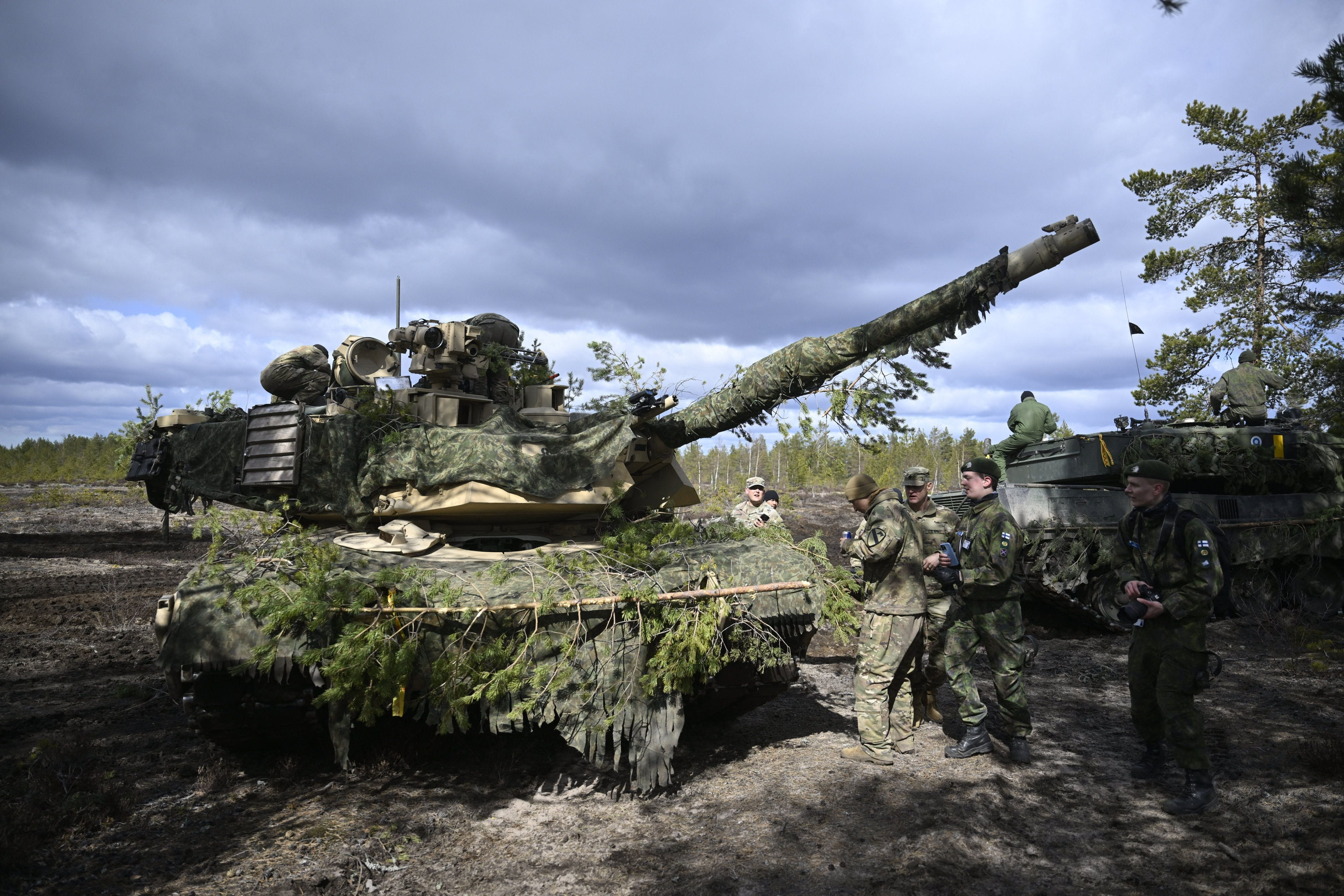 Soldaten bedienen einen US-Panzer M1 Abrams während der mechanisierten Übung „Pfeil 23“ der finnischen Armee auf dem Schieß- und Übungsgelände Pohjankangas in Niinisalo, Finnland, am 4. Mai 2023.