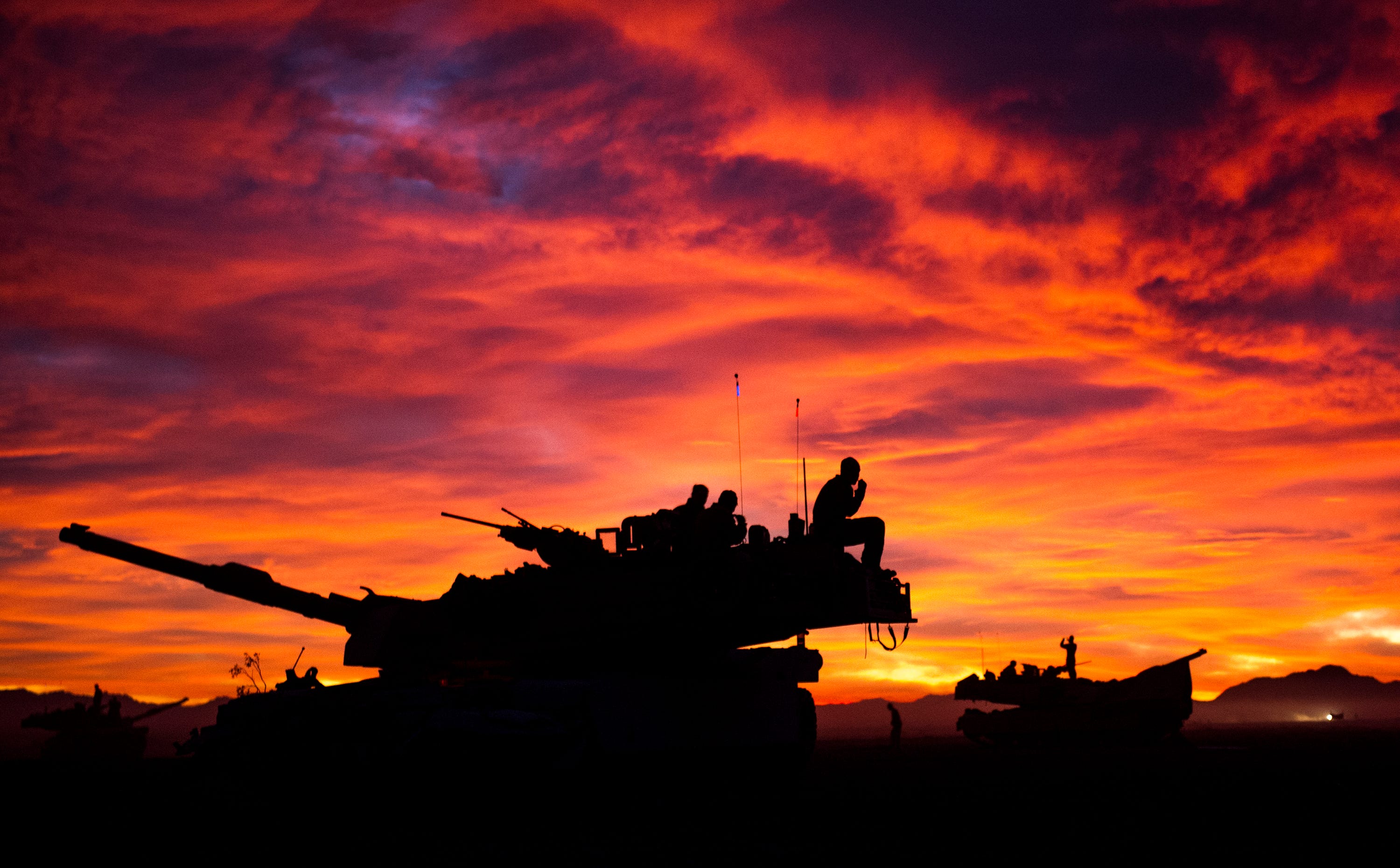 Eine Silhouette einer Panzerbesatzung des US Marine Corps M1A1 Abrams mit dem 1st Tanks Bravo Company 3rd Battalion 4 Marine Regiment auf der Twentynine Palms Marine Corps Base, Kalifornien, 23. Januar 2013.
