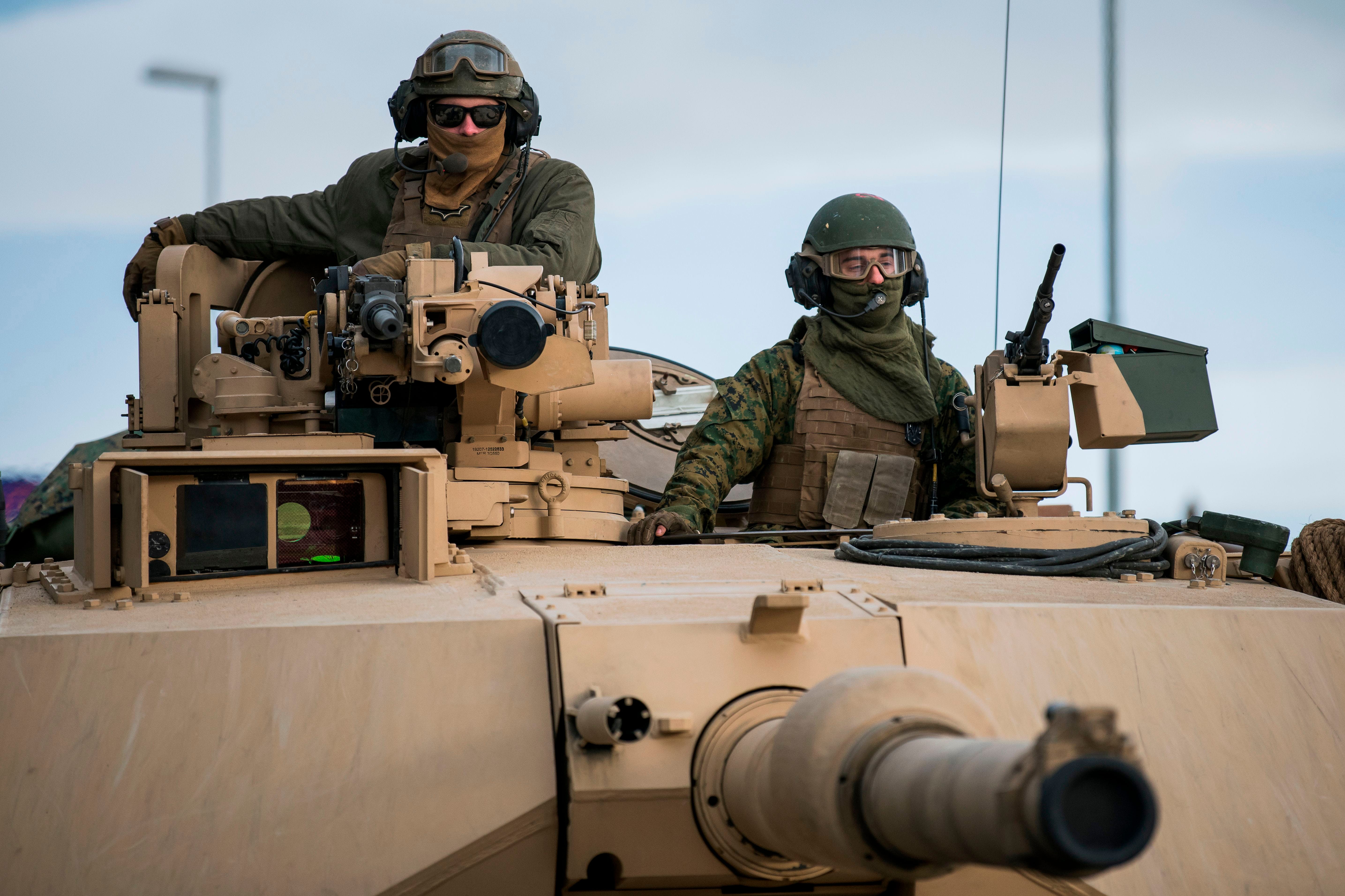 US-Marineinfanteristen bereiten ihren M1 Abrams-Panzer für die Teilnahme an einer Übung zur Eroberung eines Flugplatzes im Rahmen der Trident Juncture 2018, einer von der NATO geführten Militärübung, am 1. November 2018 in der Nähe der Stadt Oppdal in Norwegen vor.