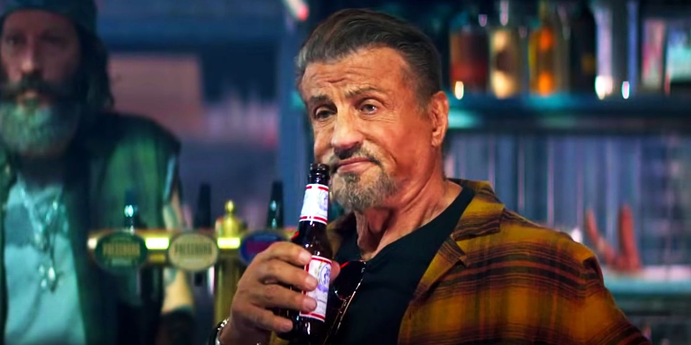 Sylvester Stallone trinkt ein Bier als Barney Ross in The Expendables 4.