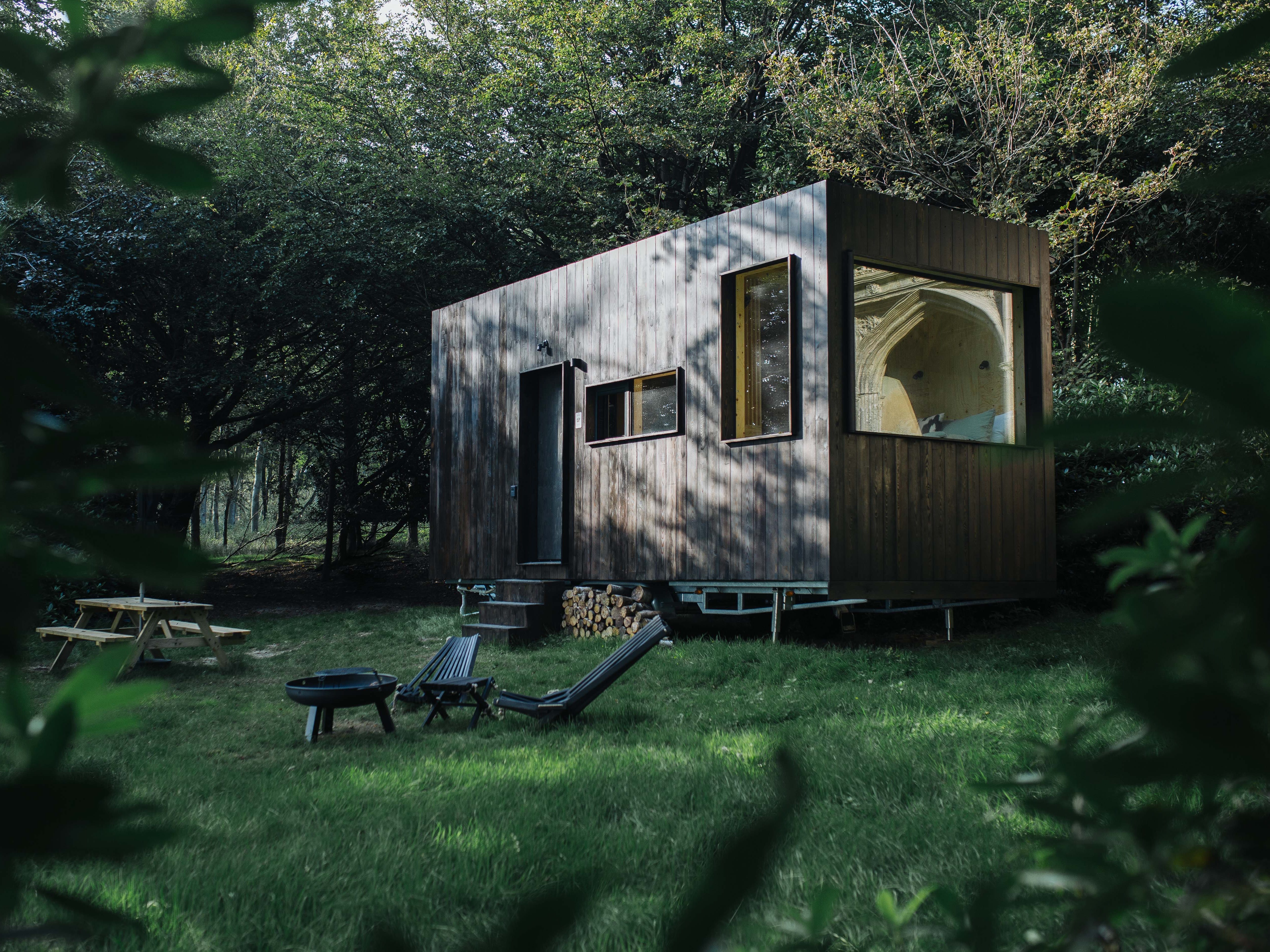 Ein Foto einer Unplugged-Hütte im Wald