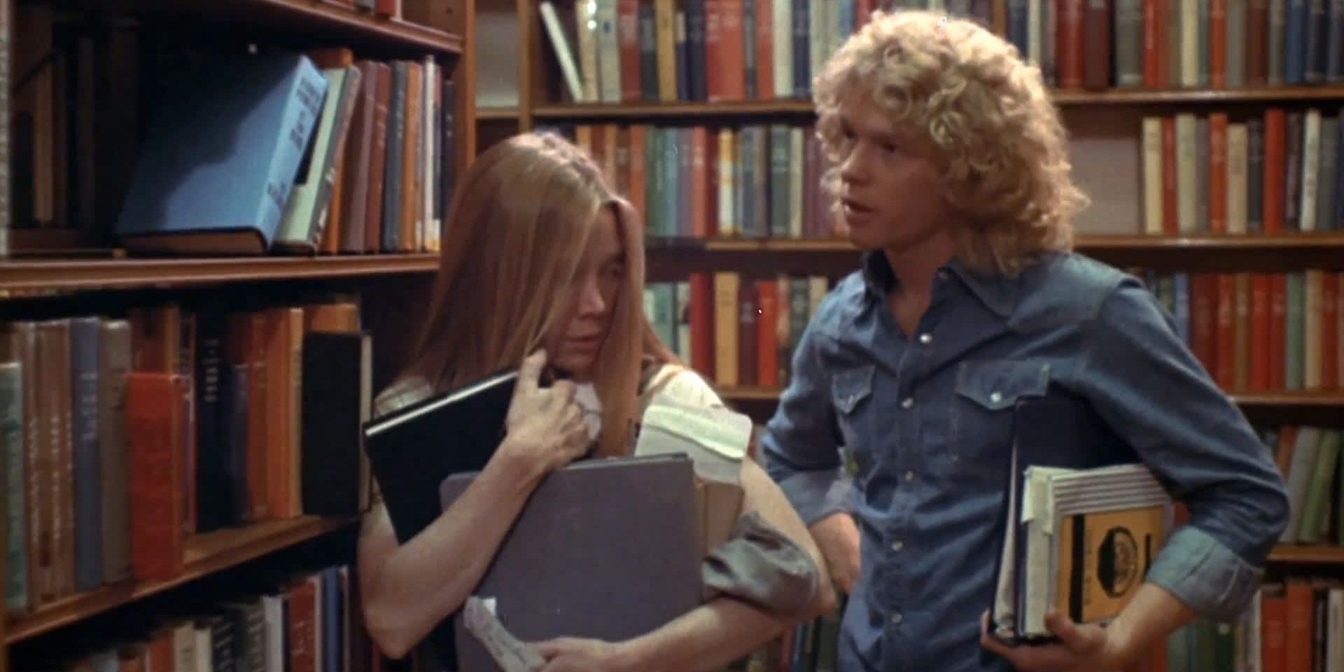 Carrie und Tommy in der Bibliothek in Carrie