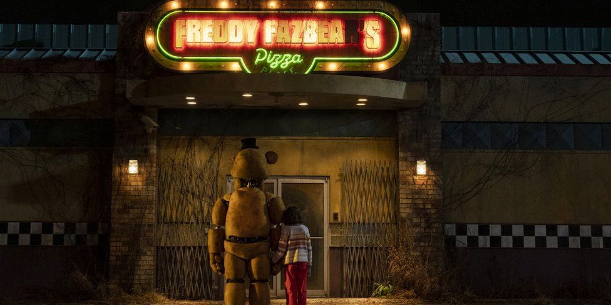Abby und Freddy stehen in Five Nights at Freddy's vor Freddy Fazbear's Pizza.