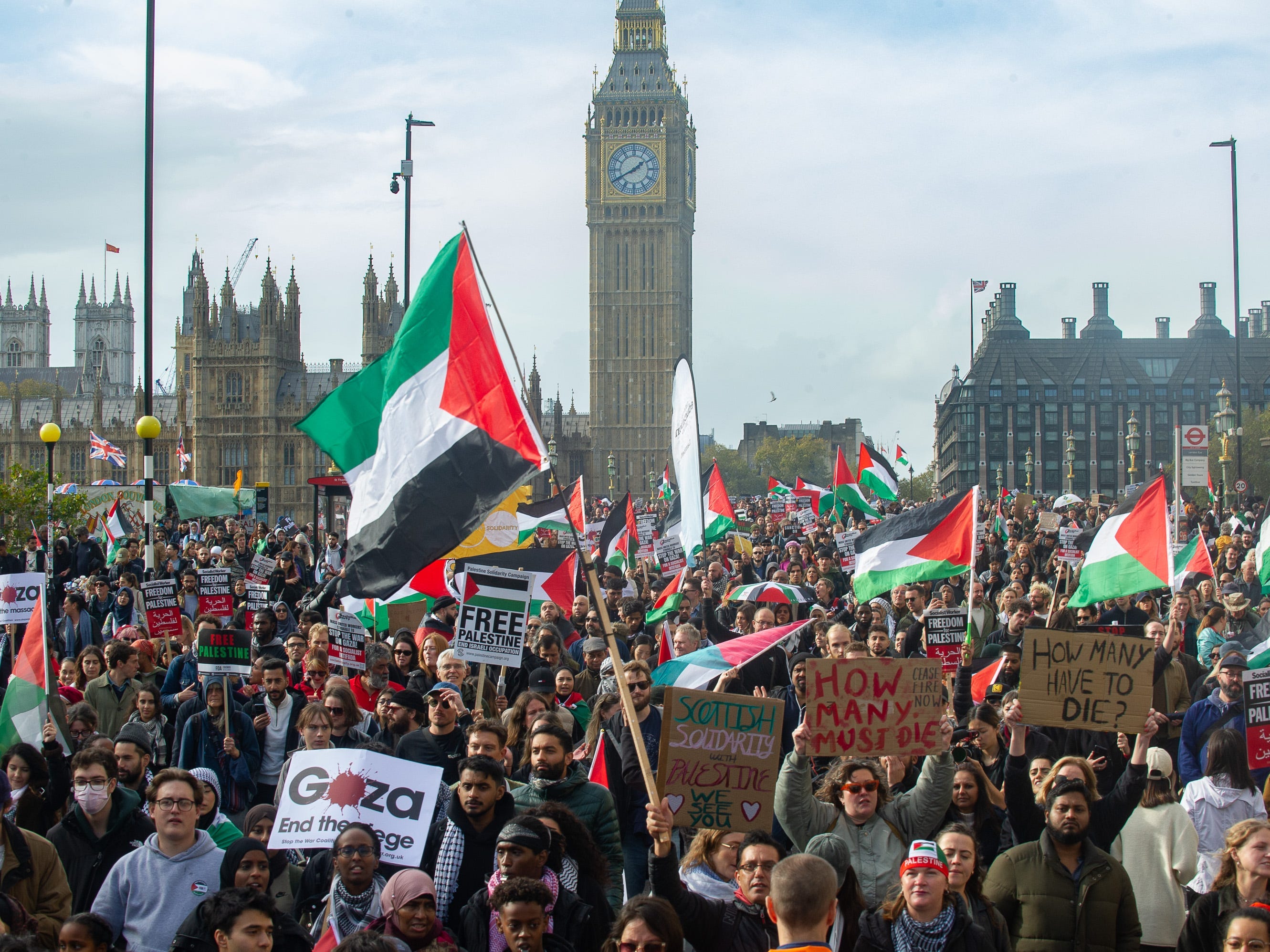 Am 28. Oktober 2023 findet in London, England, ein Pro-Palästina-Marsch über die Waterloo-Brücke statt.