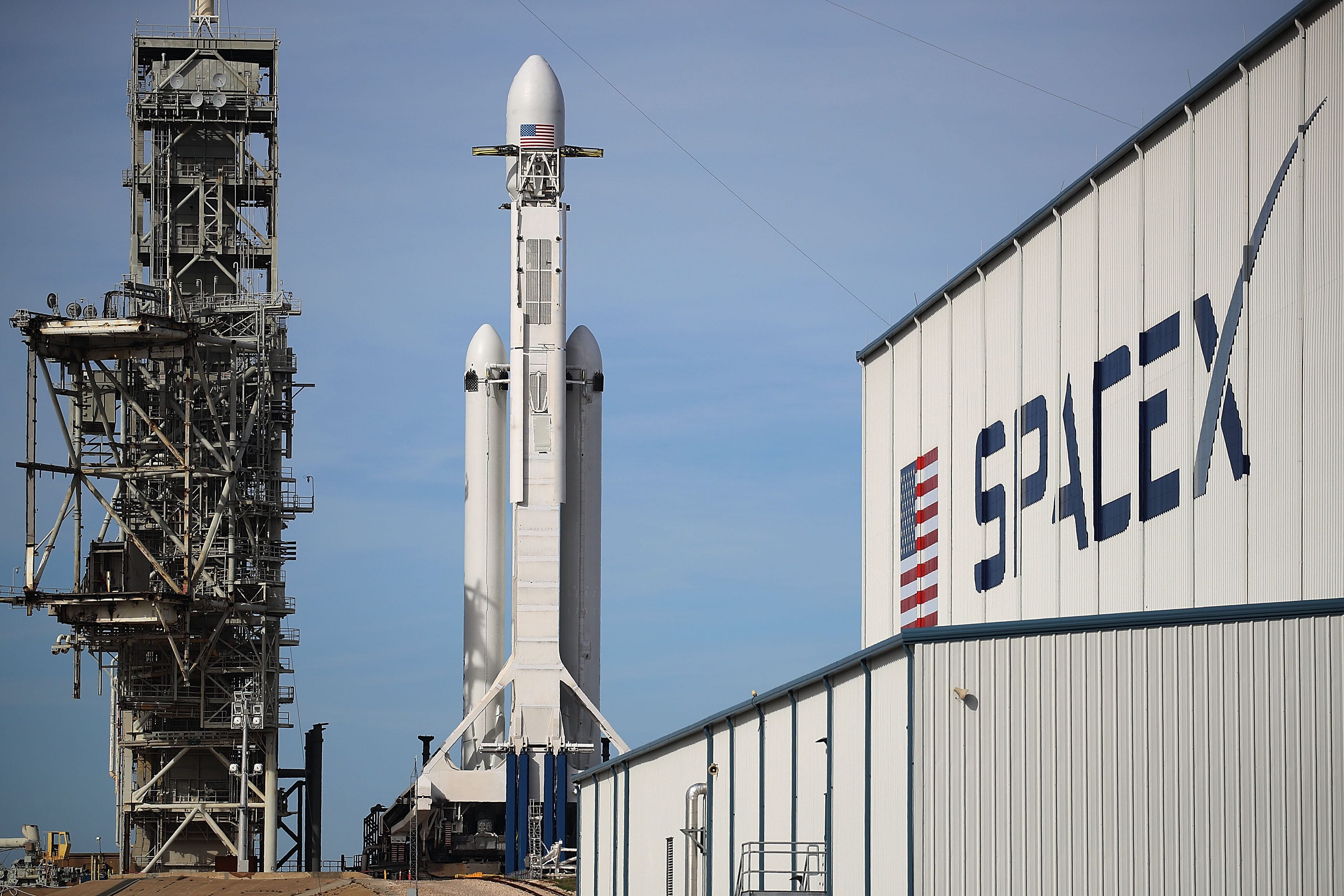 Eine SpaceX-Rakete steht 2018 auf einer Startrampe.