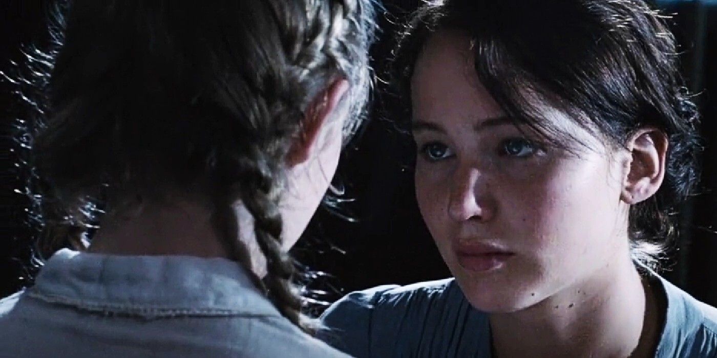 Eine Szene aus „Die Tribute von Panem“, in der Katniss mit ihrer Schwester Prim spricht