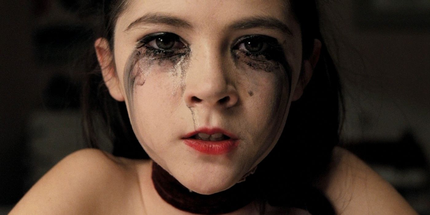 Isabelle Fuhrman mit Make-up, das ihr in „Orphan“ übers Gesicht läuft.
