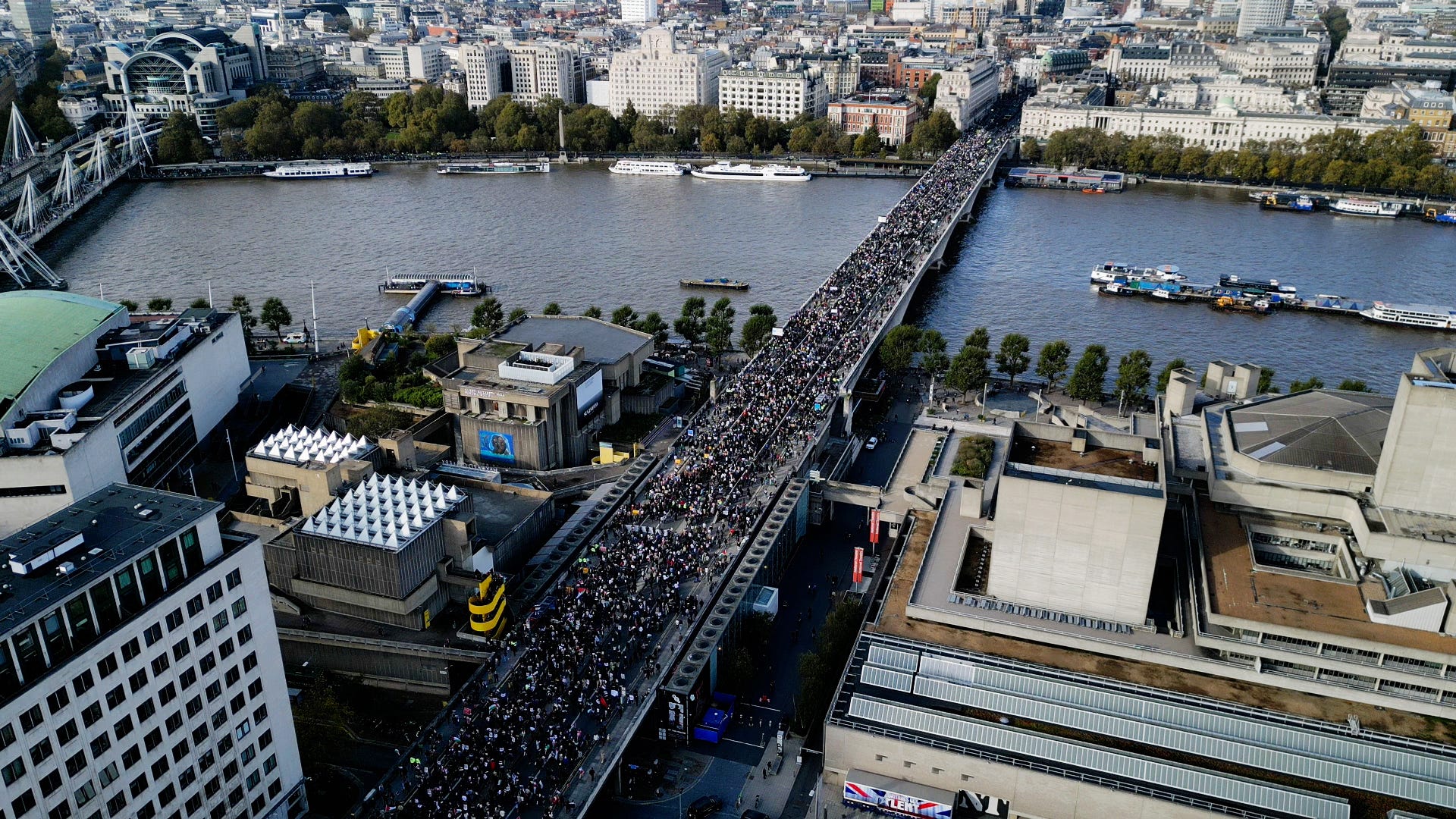 Eine Luftaufnahme von Demonstranten auf der Waterloo Bridge in London.