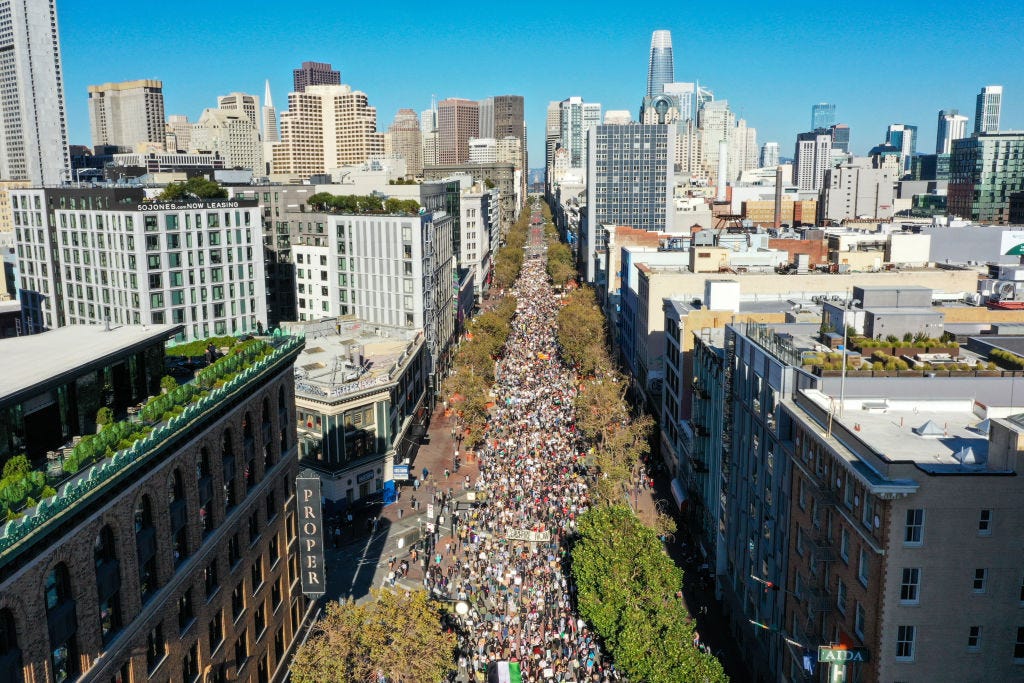 Eine Luftaufnahme von Demonstranten auf der Market Street in San Francisco, Kalifornien.